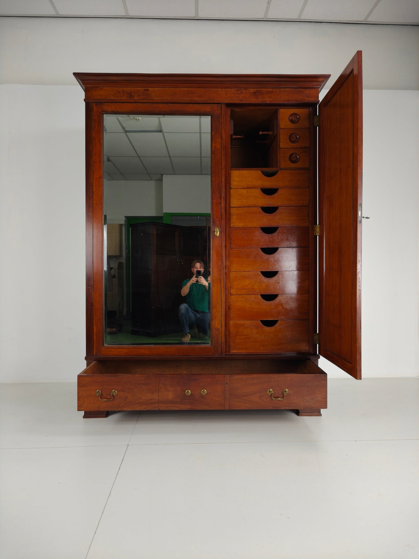High-Quality Late 19th-Century Mahogany Wardrobe by H. Pander & Zonen High-Quality Late 19th-Century Mahogany Wardrobe by H. Pander & Zonen