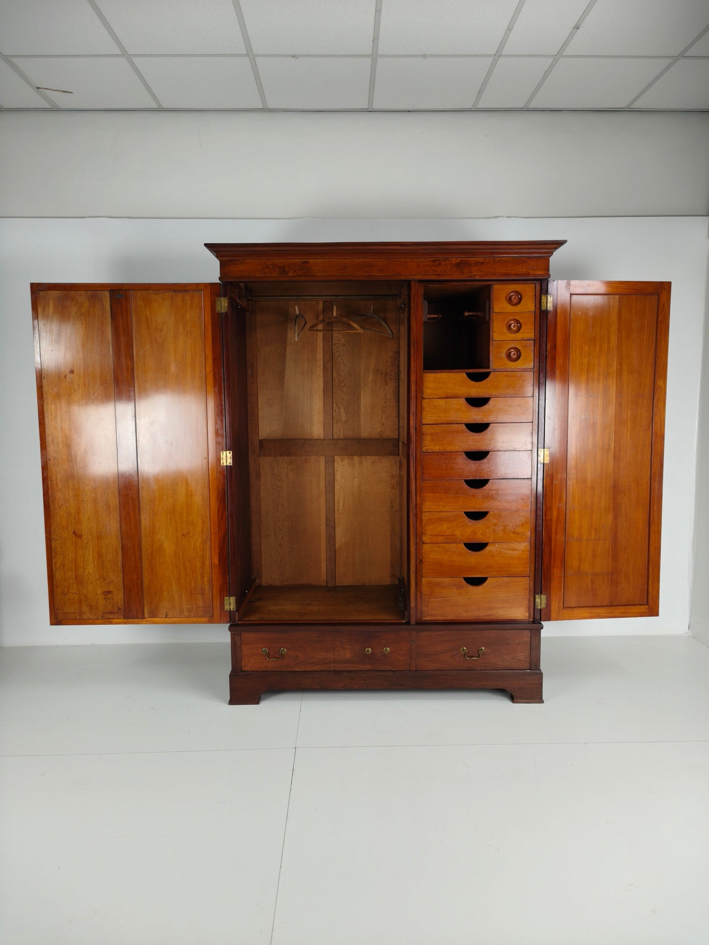 High-Quality Late 19th-Century Mahogany Wardrobe by H. Pander & Zonen High-Quality Late 19th-Century Mahogany Wardrobe by H. Pander & Zonen