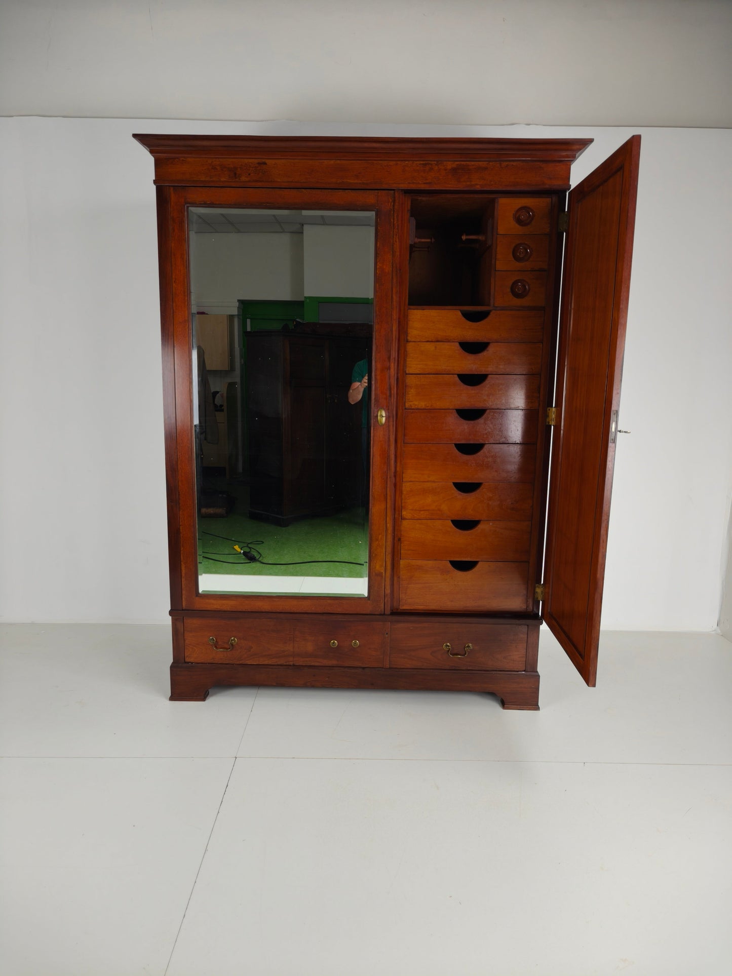 High-Quality Late 19th-Century Mahogany Wardrobe by H. Pander & Zonen High-Quality Late 19th-Century Mahogany Wardrobe by H. Pander & Zonen