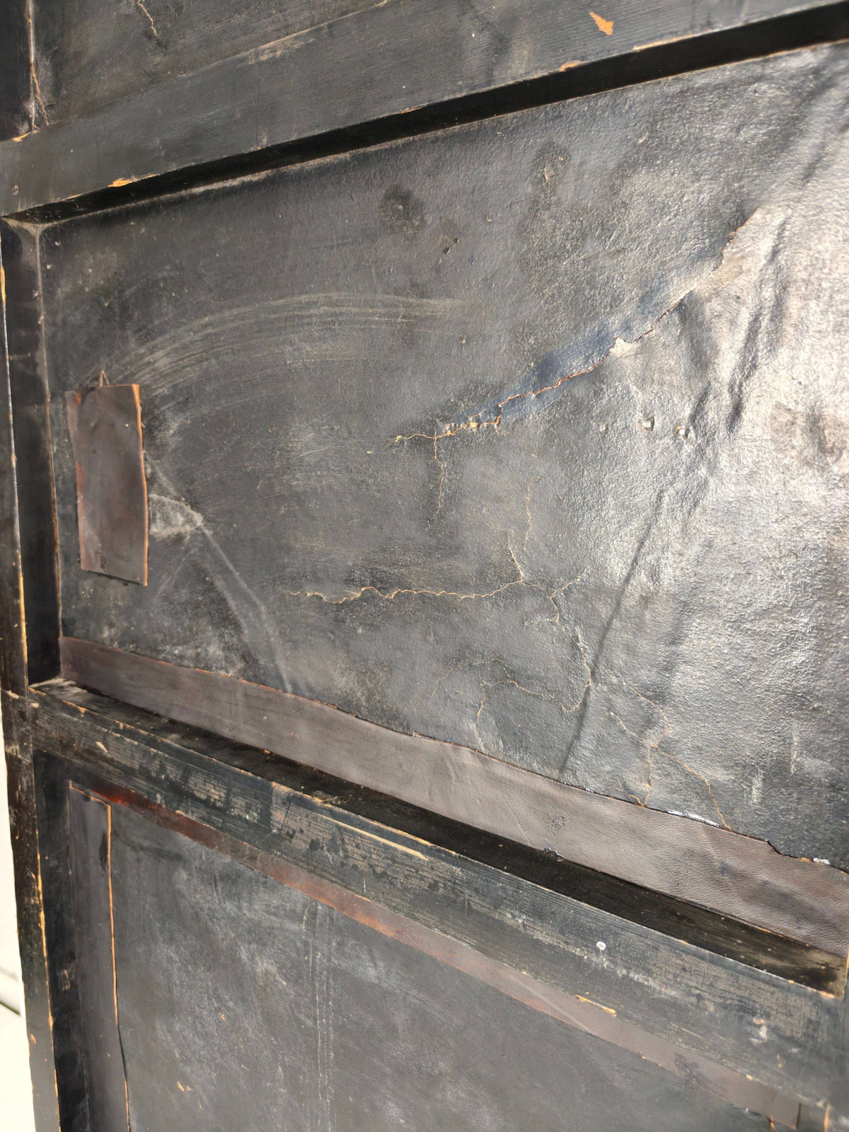 Late 18th-Century Belgian Embossed Leather Folding Screen – After Daniel Marot Late 18th-Century Belgian Embossed Leather Folding Screen – After Daniel Marot