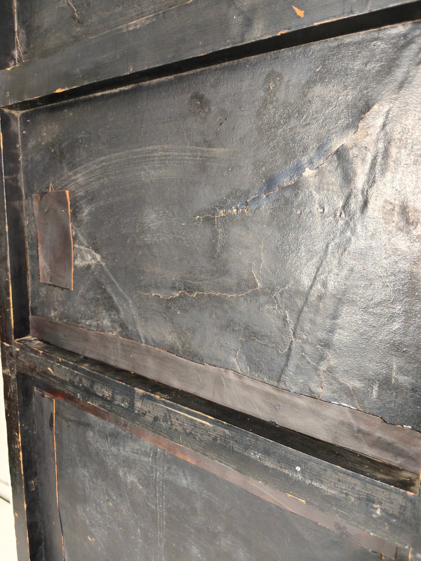 Late 18th-Century Belgian Embossed Leather Folding Screen – After Daniel Marot Late 18th-Century Belgian Embossed Leather Folding Screen – After Daniel Marot