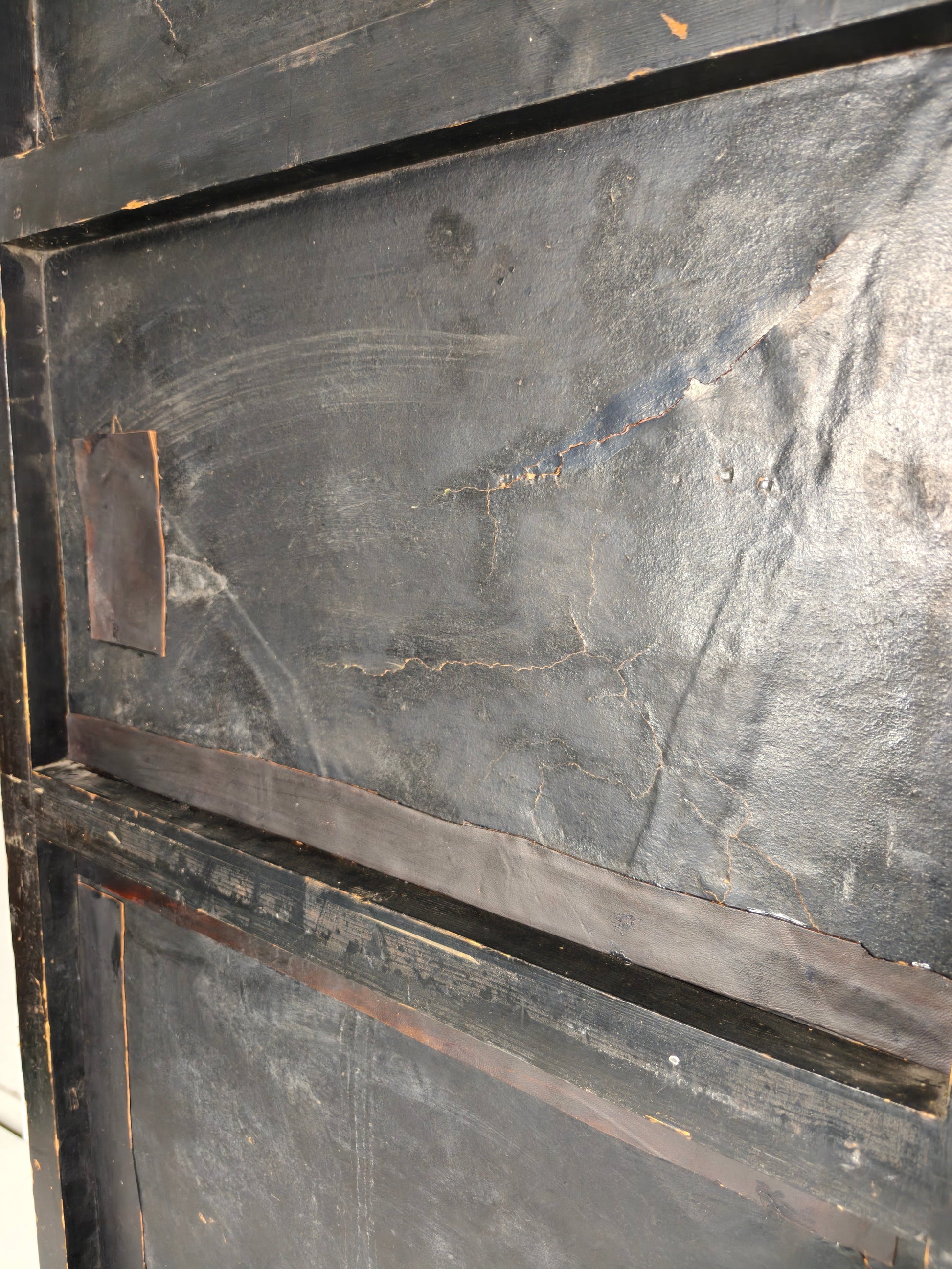 Late 18th-Century Belgian Embossed Leather Folding Screen – After Daniel Marot Late 18th-Century Belgian Embossed Leather Folding Screen – After Daniel Marot