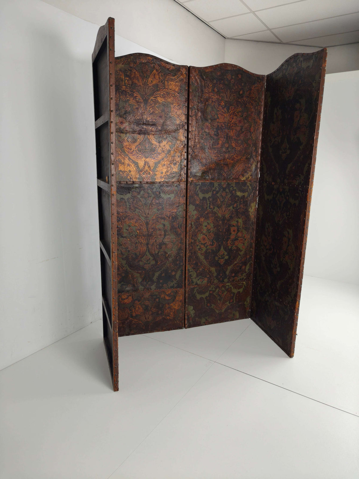 Late 18th-Century Belgian Embossed Leather Folding Screen – After Daniel Marot Late 18th-Century Belgian Embossed Leather Folding Screen – After Daniel Marot
