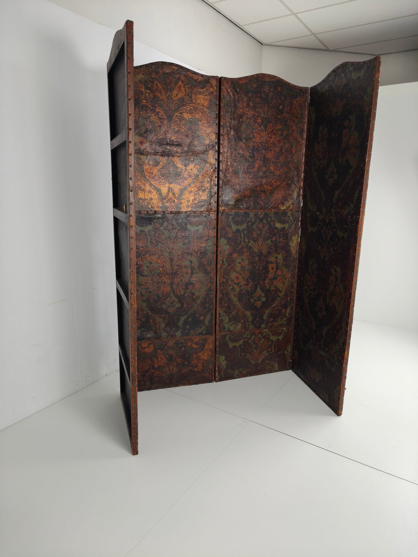 Late 18th-Century Belgian Embossed Leather Folding Screen – After Daniel Marot Late 18th-Century Belgian Embossed Leather Folding Screen – After Daniel Marot