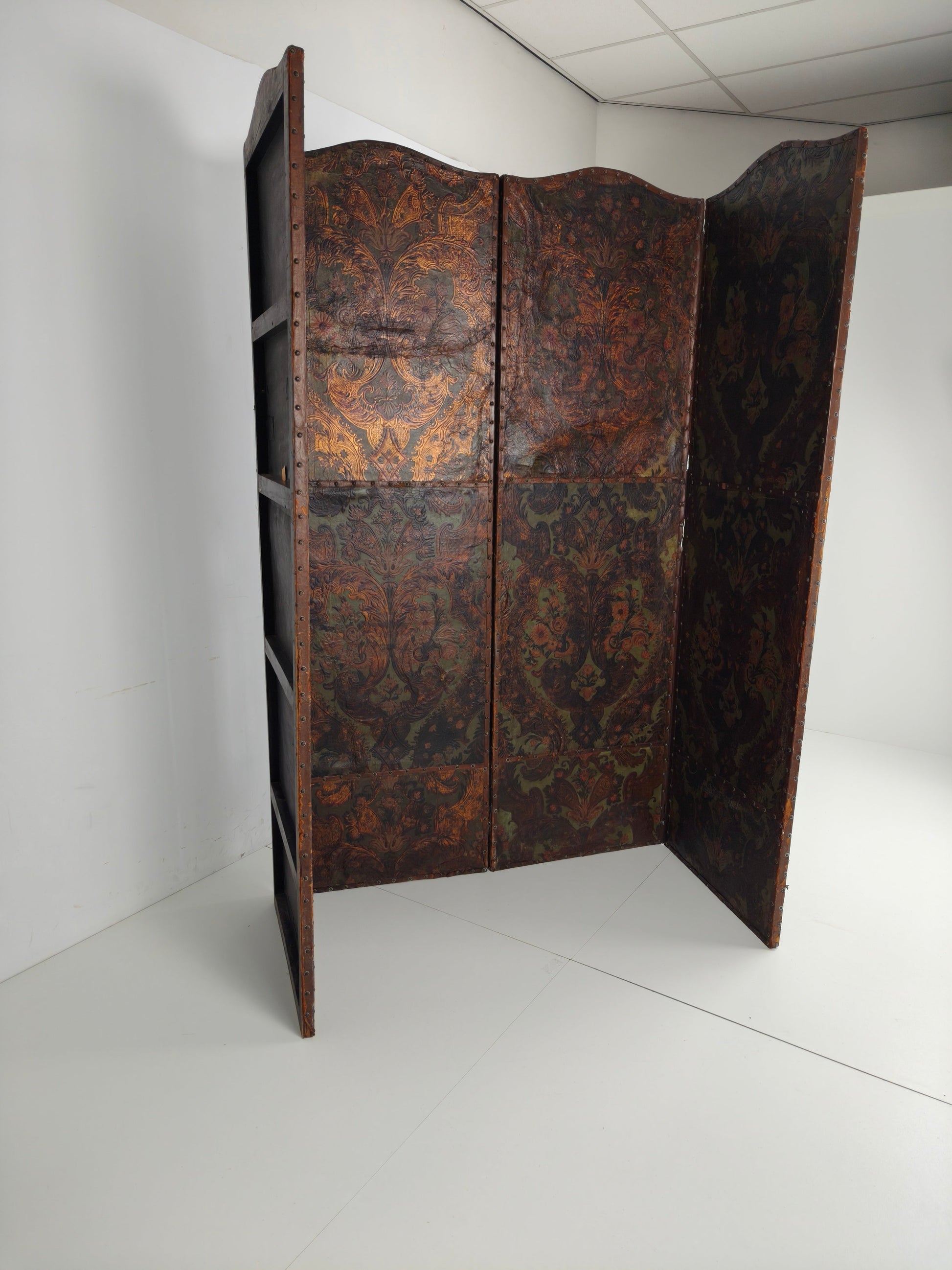 Late 18th-Century Belgian Embossed Leather Folding Screen – After Daniel Marot Late 18th-Century Belgian Embossed Leather Folding Screen – After Daniel Marot