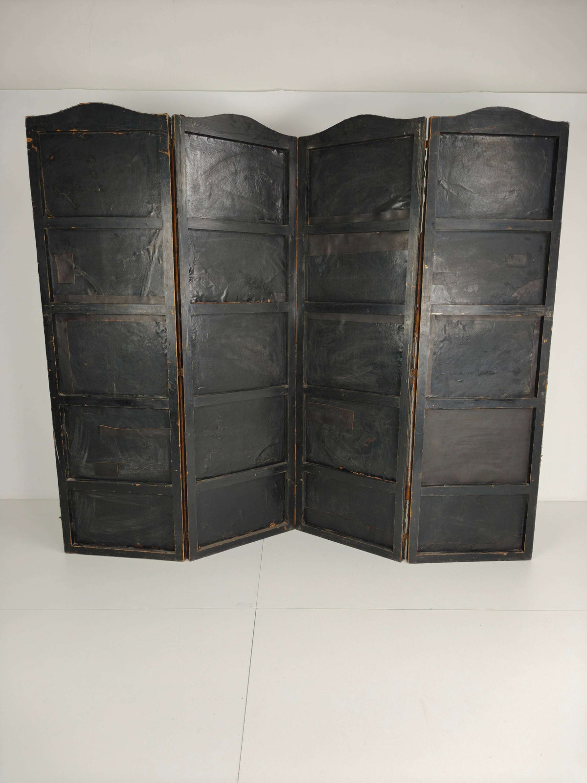 Late 18th-Century Belgian Embossed Leather Folding Screen – After Daniel Marot Late 18th-Century Belgian Embossed Leather Folding Screen – After Daniel Marot
