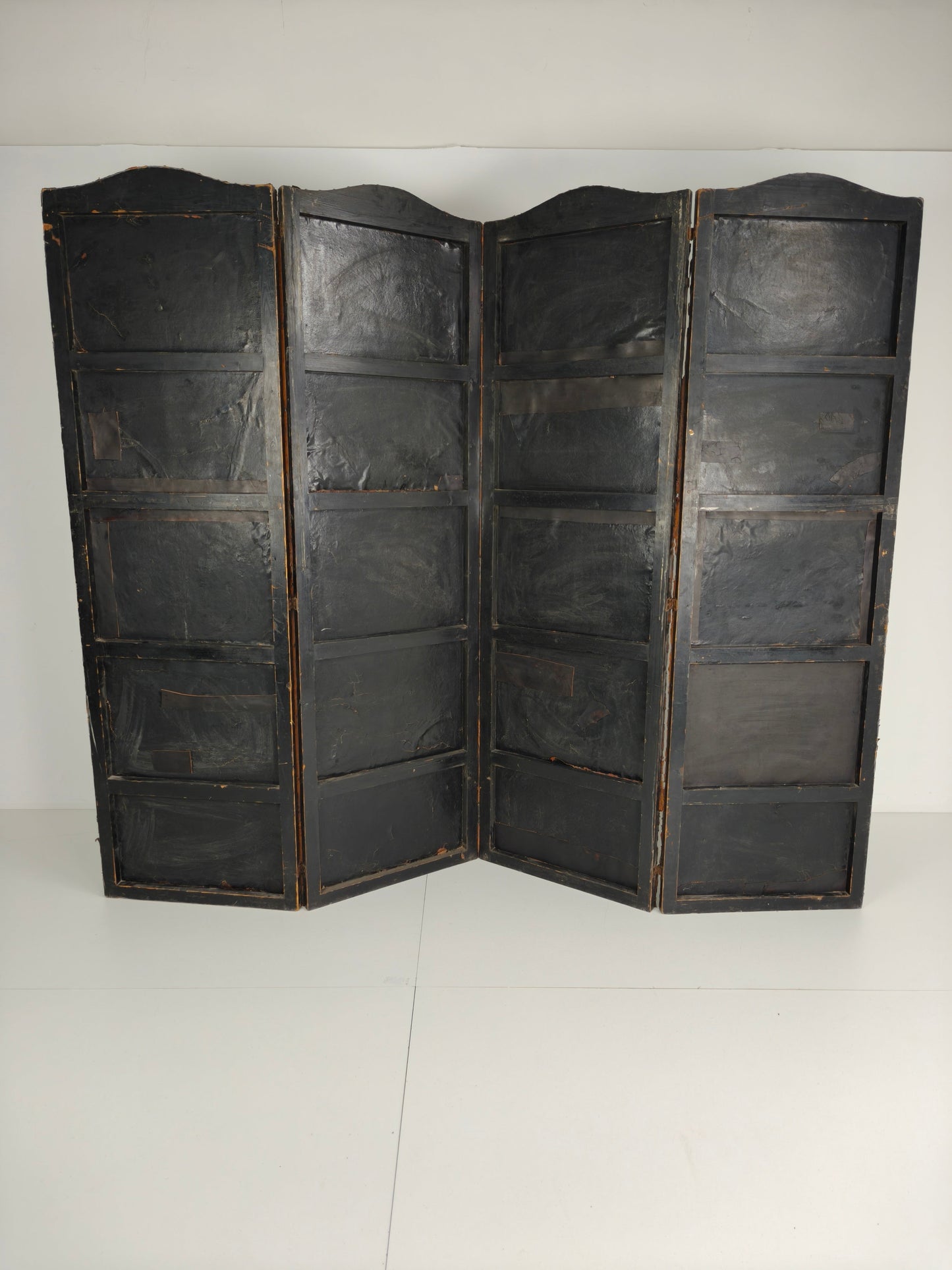 Late 18th-Century Belgian Embossed Leather Folding Screen – After Daniel Marot Late 18th-Century Belgian Embossed Leather Folding Screen – After Daniel Marot