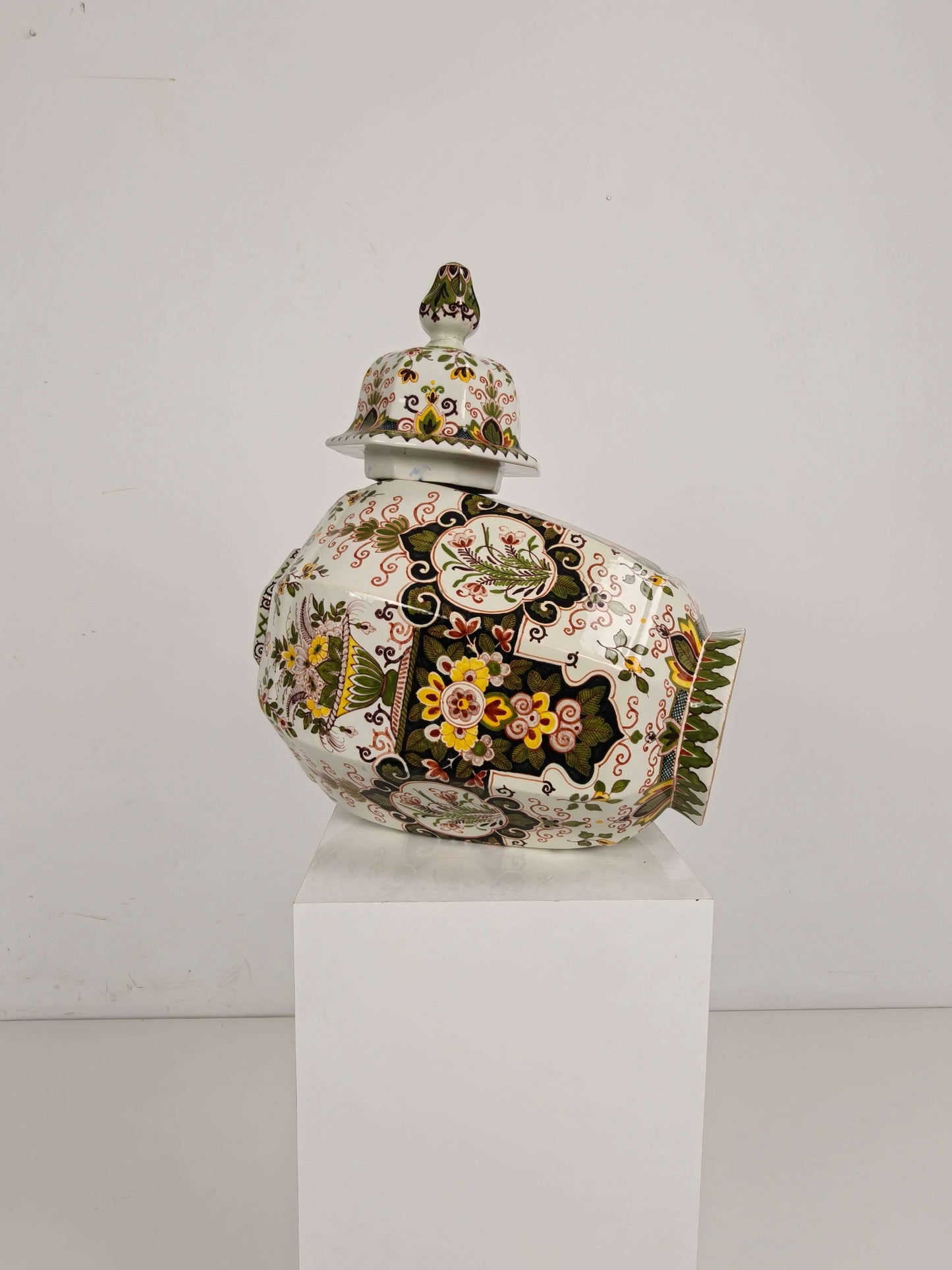 Makkum Tichelaar Lidded Pot, Hand-Painted Porcelain – Dutch Makkum Tichelaar Lidded Pot, Hand-Painted Porcelain – Dutch