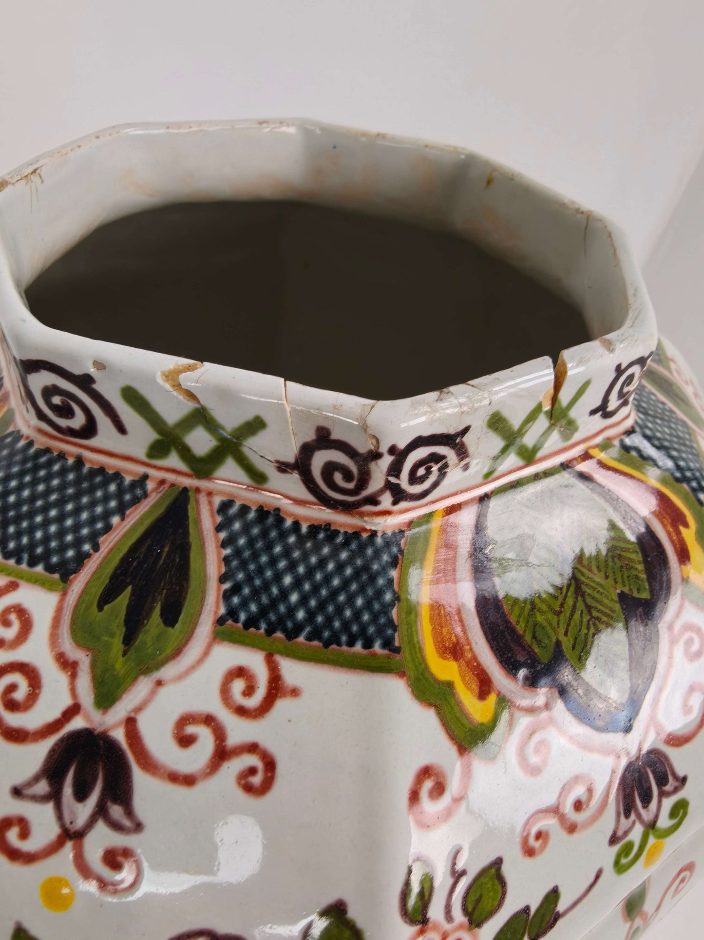 Makkum Tichelaar Lidded Pot, Hand-Painted Porcelain – Dutch Makkum Tichelaar Lidded Pot, Hand-Painted Porcelain – Dutch