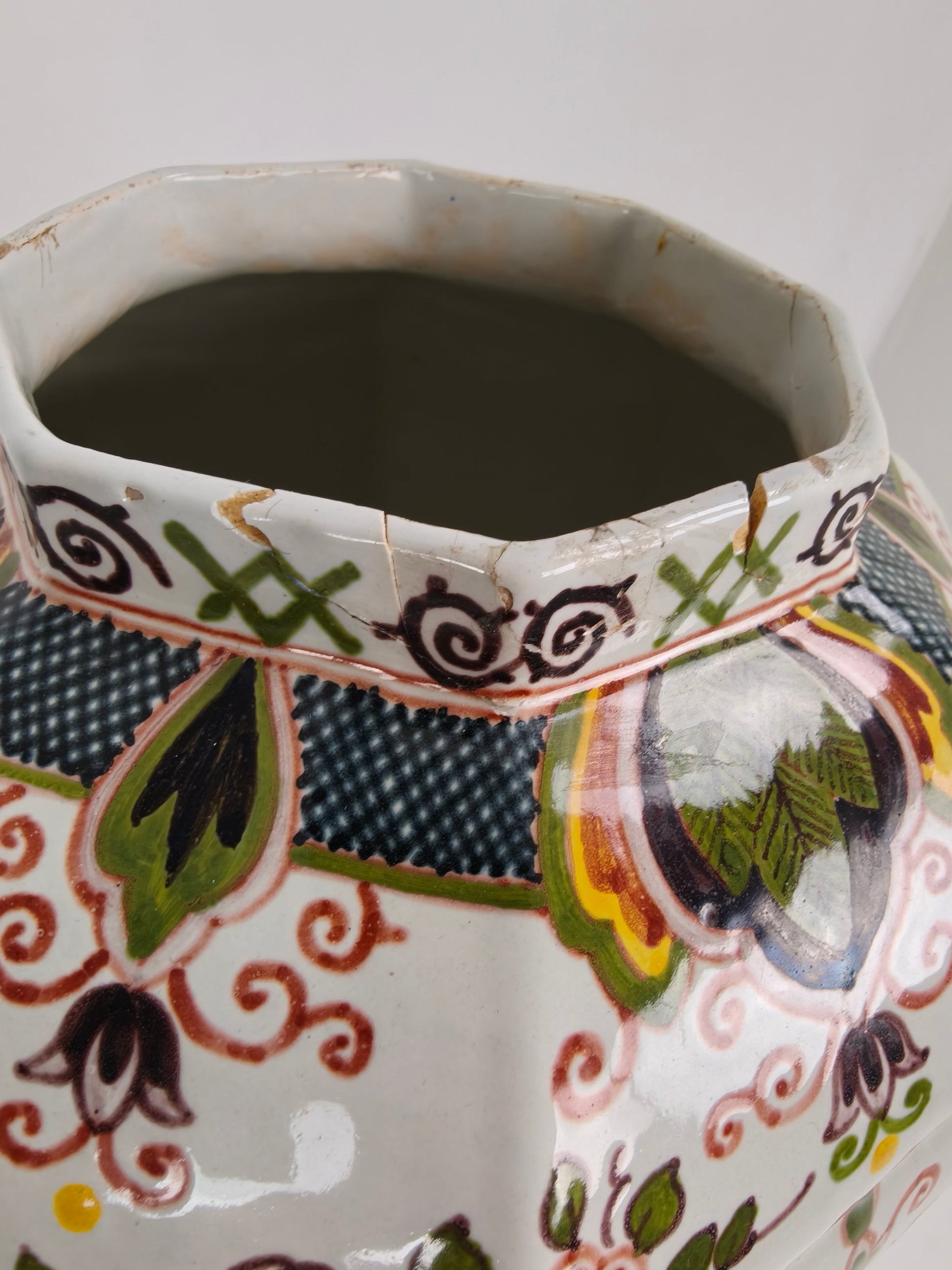 Makkum Tichelaar Lidded Pot, Hand-Painted Porcelain – Dutch Makkum Tichelaar Lidded Pot, Hand-Painted Porcelain – Dutch