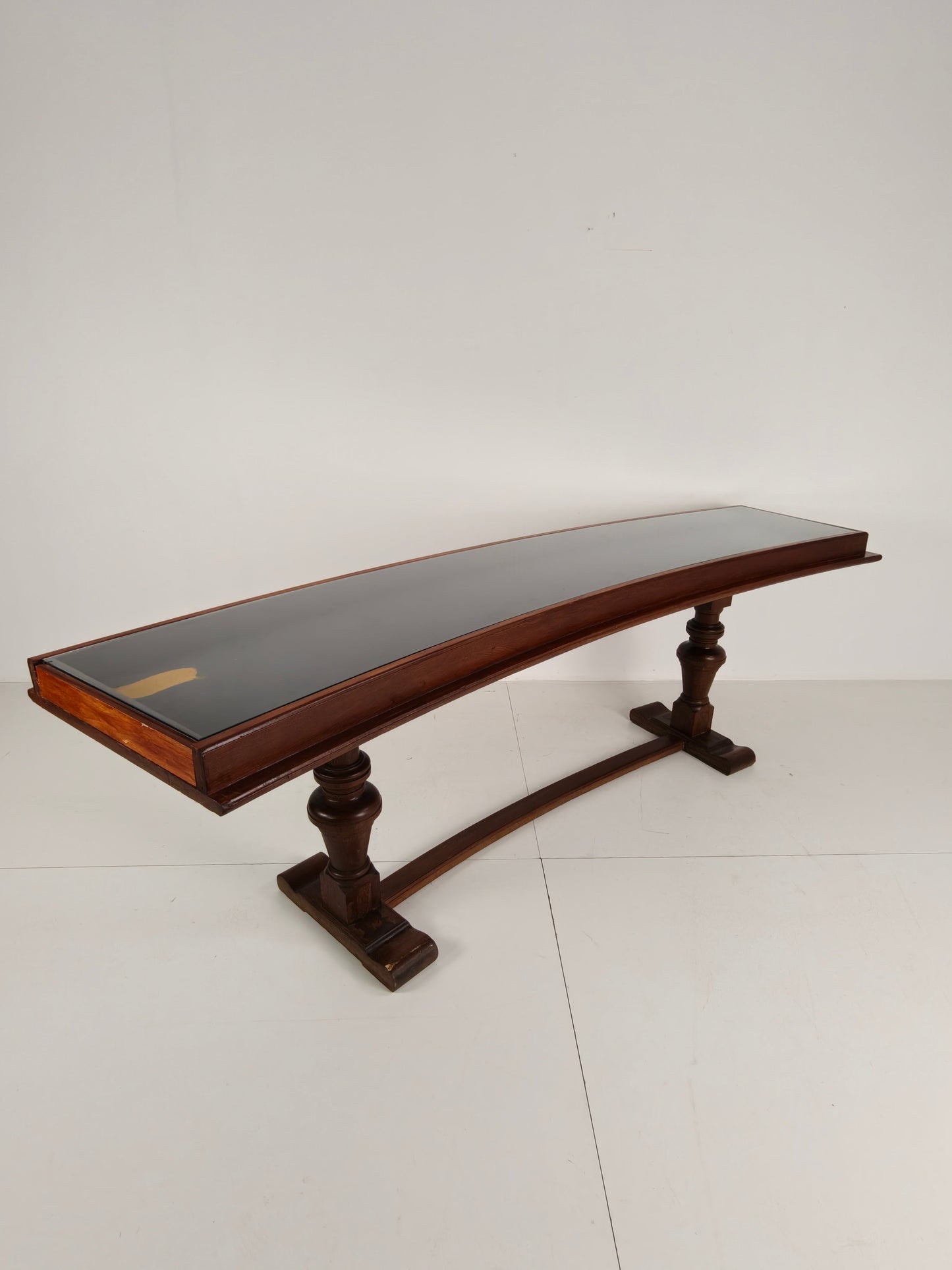 Oak Museum Display Cabinet from the 1940s-50s – Horizontal Curved Model Oak Museum Display Cabinet from the 1940s-50s – Horizontal Curved Model