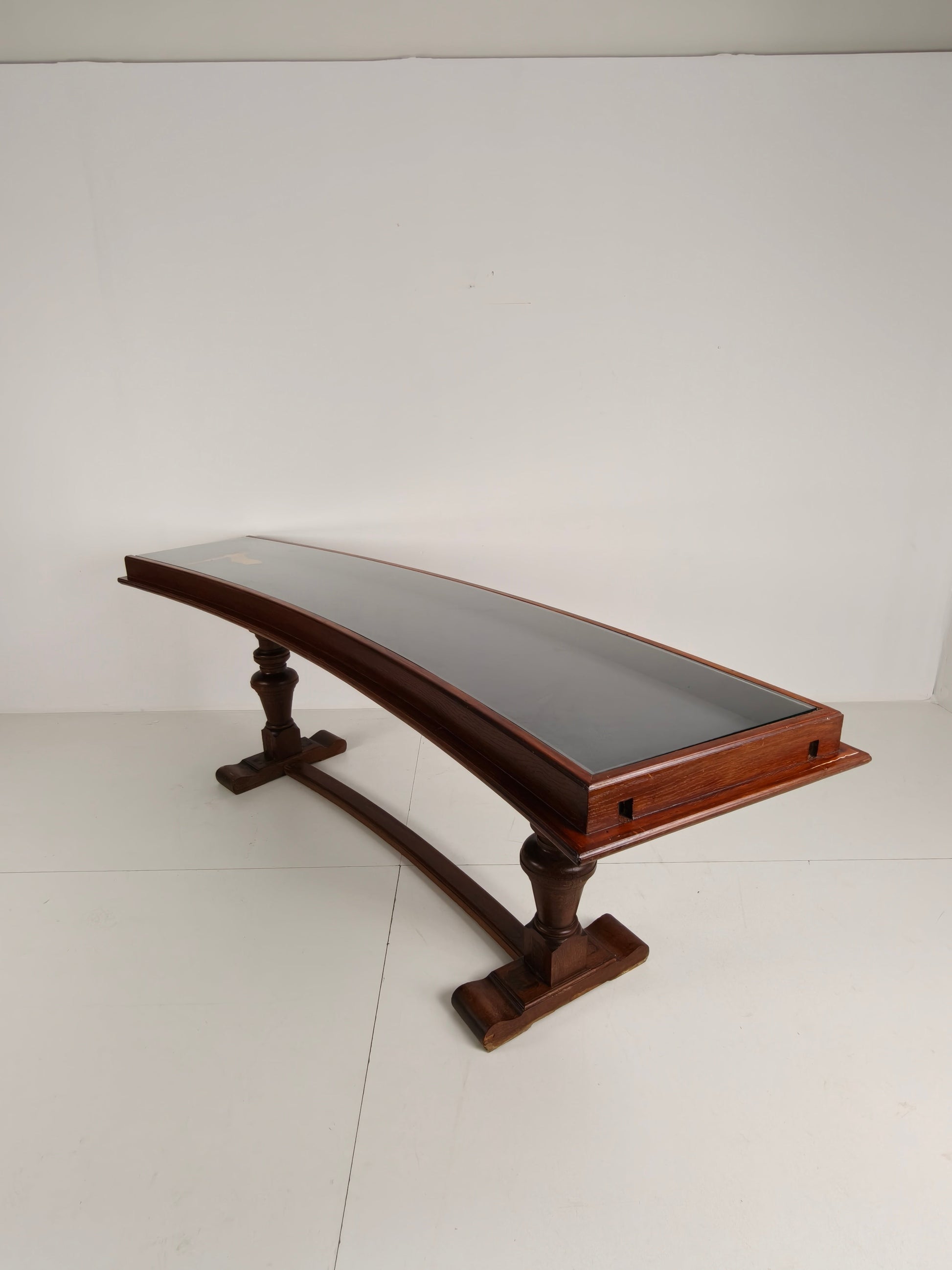 Oak Museum Display Cabinet from the 1940s-50s – Horizontal Curved Model Oak Museum Display Cabinet from the 1940s-50s – Horizontal Curved Model