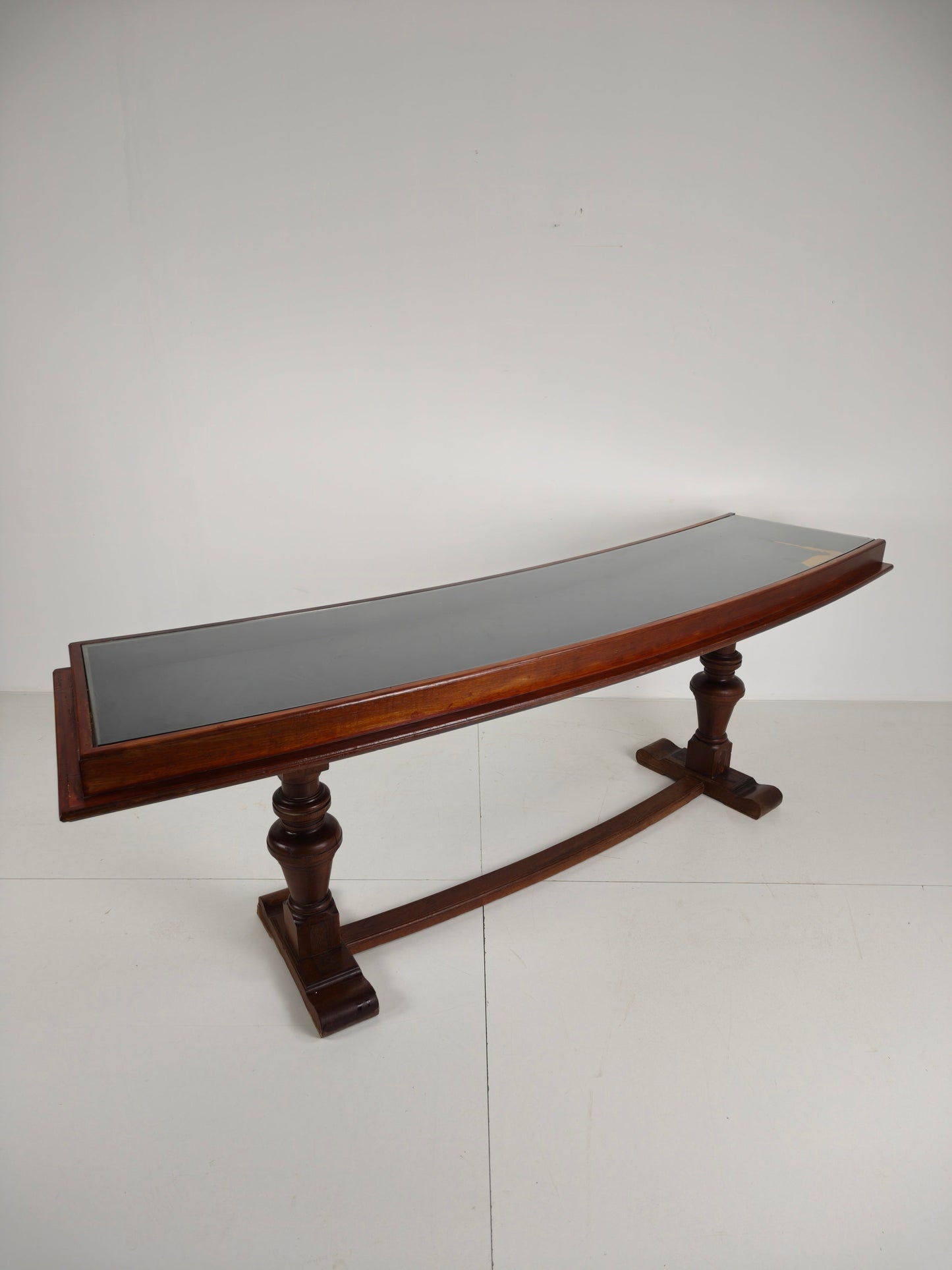 Oak Museum Display Cabinet from the 1940s-50s – Horizontal Curved Model Oak Museum Display Cabinet from the 1940s-50s – Horizontal Curved Model