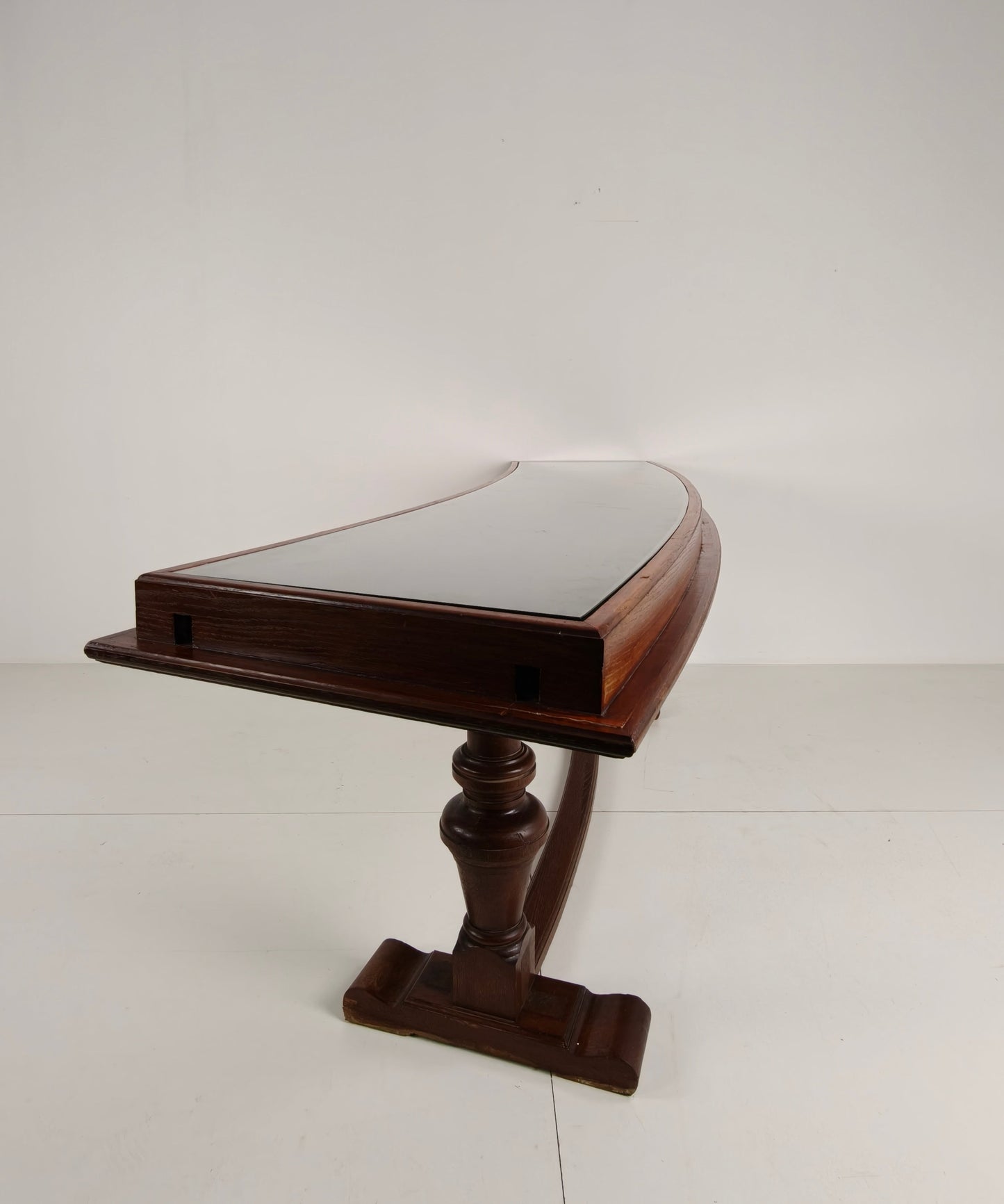 Oak Museum Display Cabinet from the 1940s-50s – Horizontal Curved Model Oak Museum Display Cabinet from the 1940s-50s – Horizontal Curved Model
