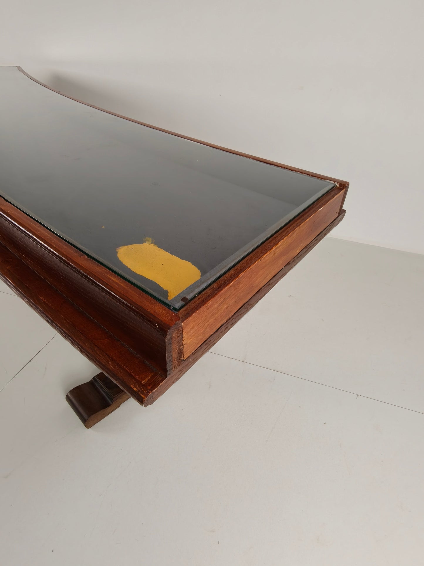 Oak Museum Display Cabinet from the 1940s-50s – Horizontal Curved Model Oak Museum Display Cabinet from the 1940s-50s – Horizontal Curved Model