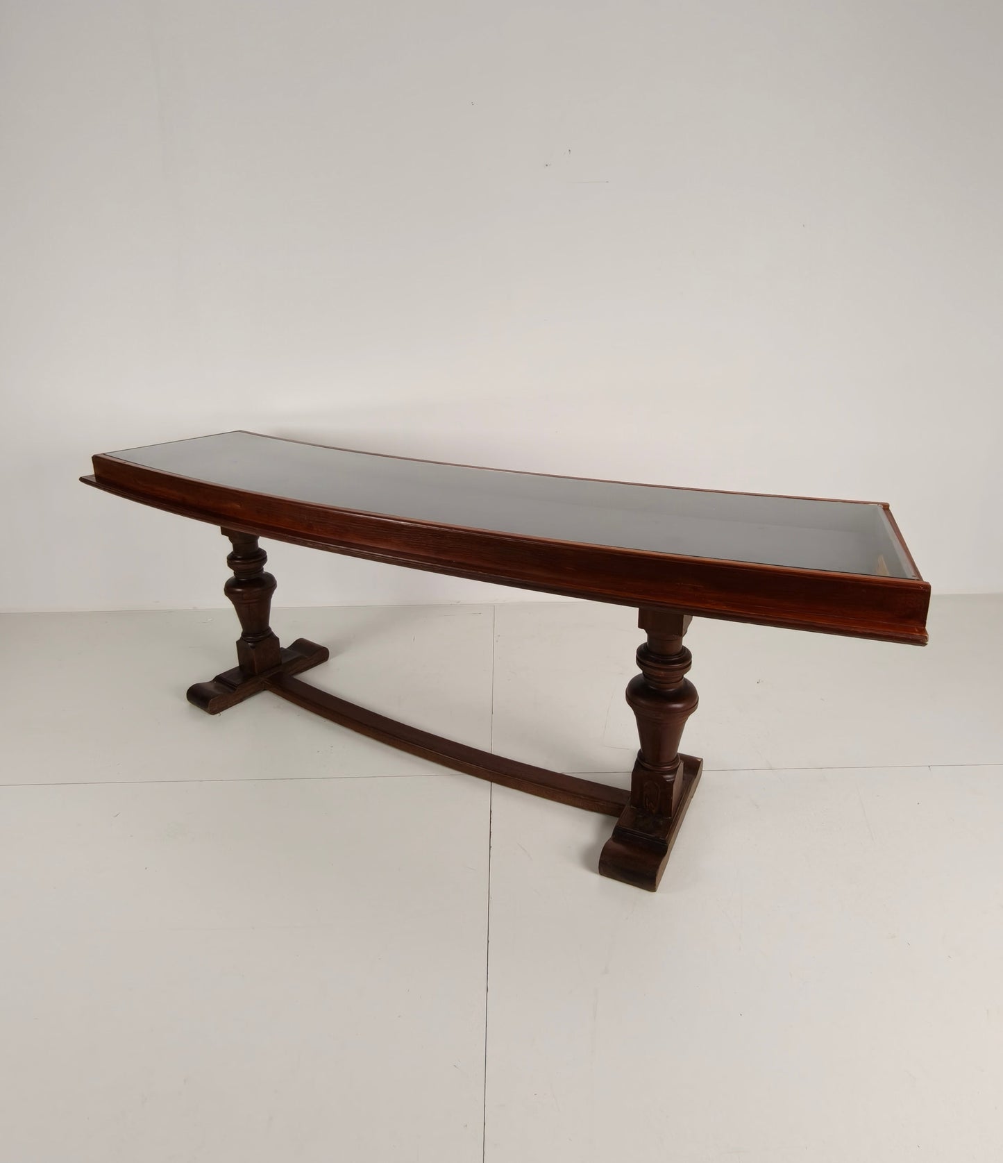 Oak Museum Display Cabinet from the 1940s-50s – Horizontal Curved Model Oak Museum Display Cabinet from the 1940s-50s – Horizontal Curved Model
