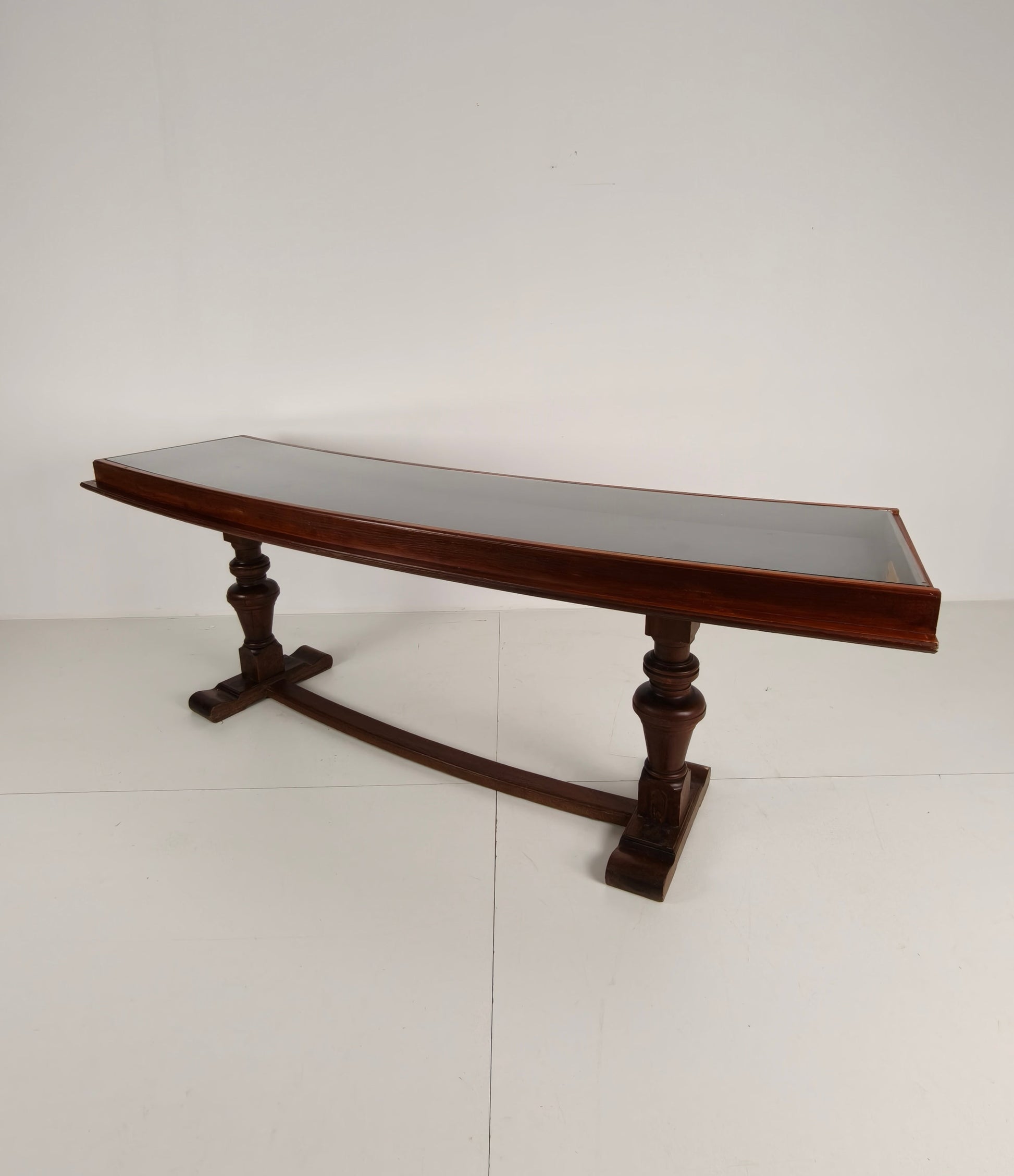 Oak Museum Display Cabinet from the 1940s-50s – Horizontal Curved Model Oak Museum Display Cabinet from the 1940s-50s – Horizontal Curved Model