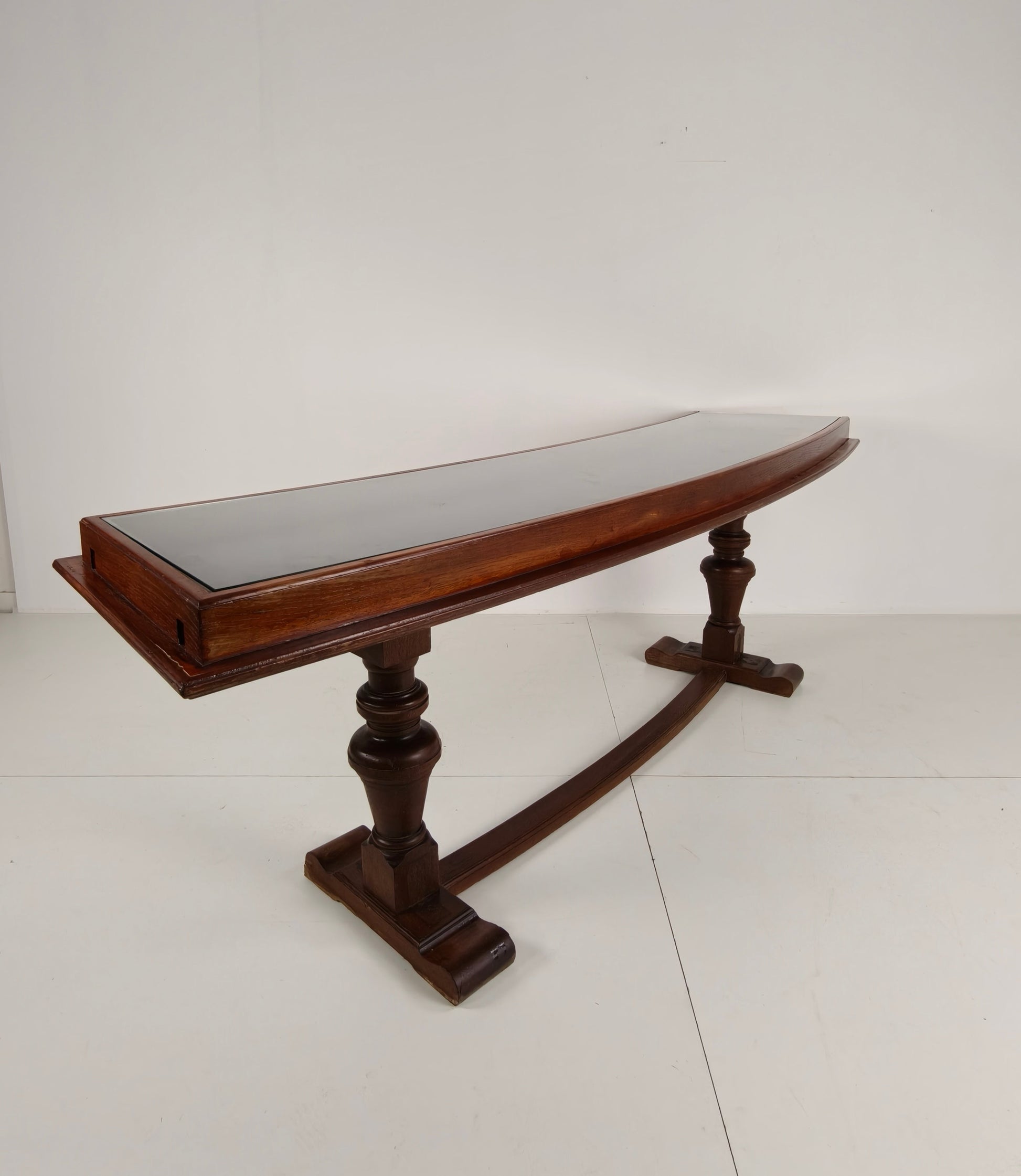 Oak Museum Display Cabinet from the 1940s-50s – Horizontal Curved Model Oak Museum Display Cabinet from the 1940s-50s – Horizontal Curved Model