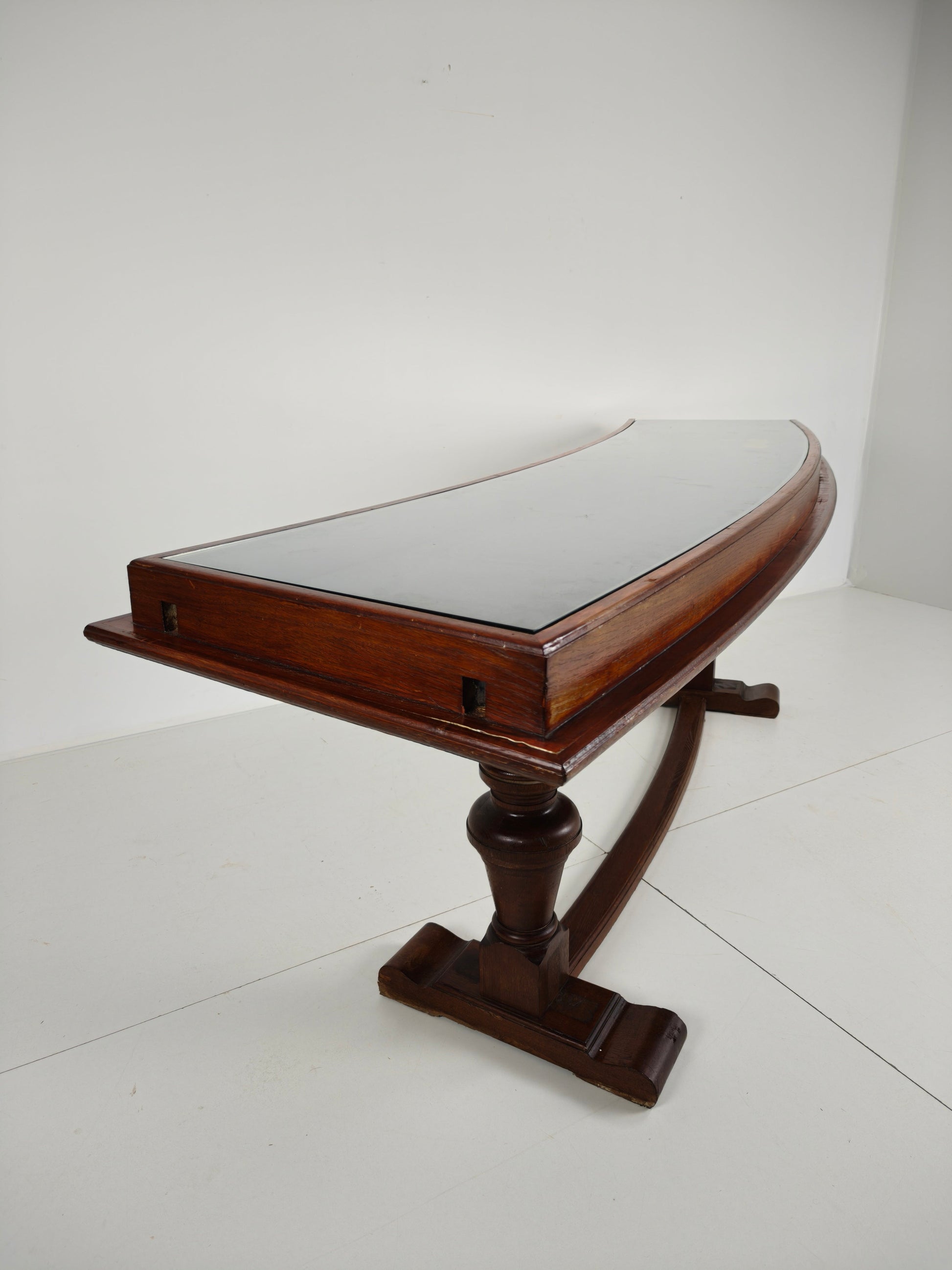 Oak Museum Display Cabinet from the 1940s-50s – Horizontal Curved Model Oak Museum Display Cabinet from the 1940s-50s – Horizontal Curved Model