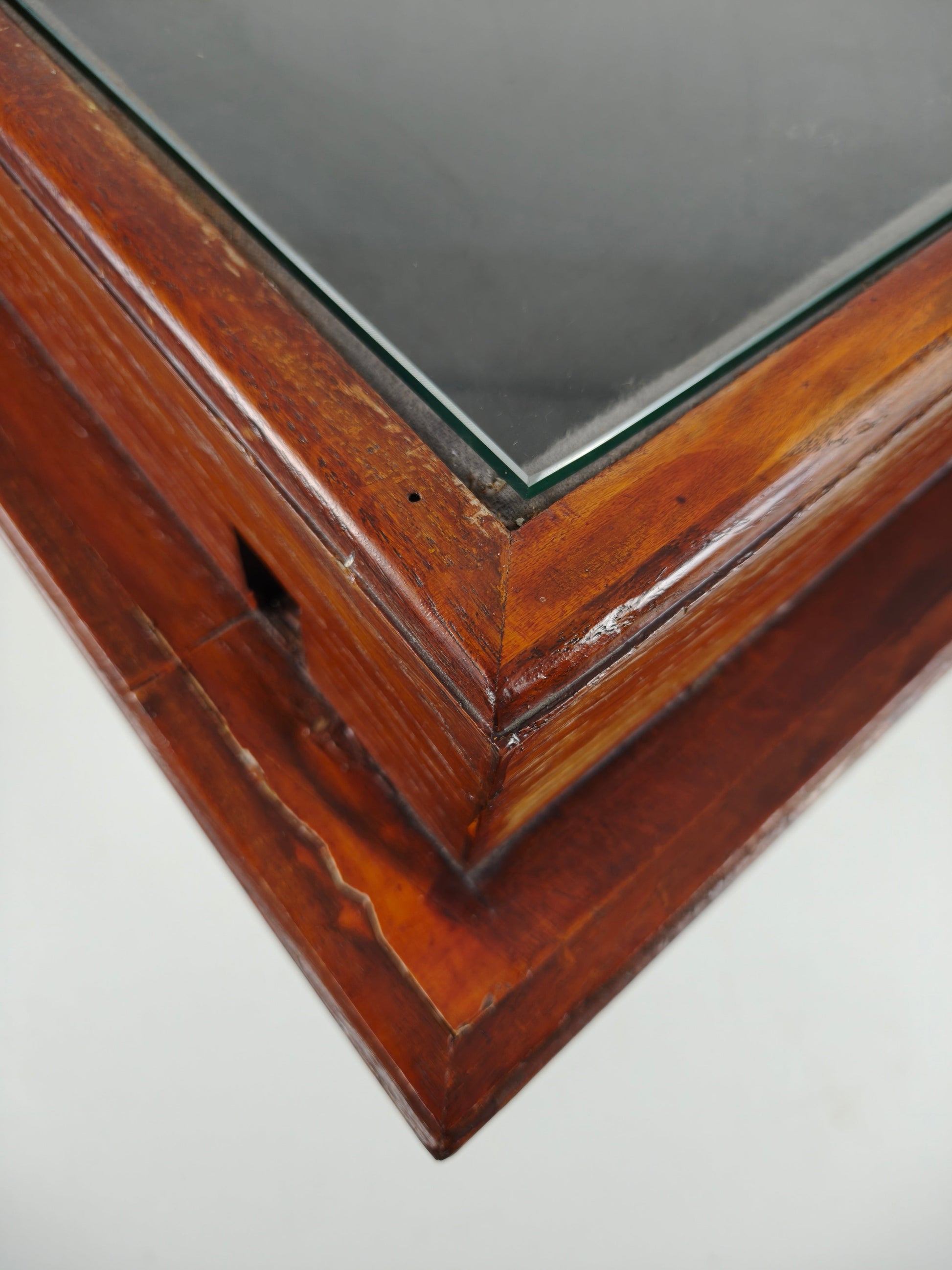 Oak Museum Display Cabinet from the 1940s-50s – Horizontal Curved Model Oak Museum Display Cabinet from the 1940s-50s – Horizontal Curved Model