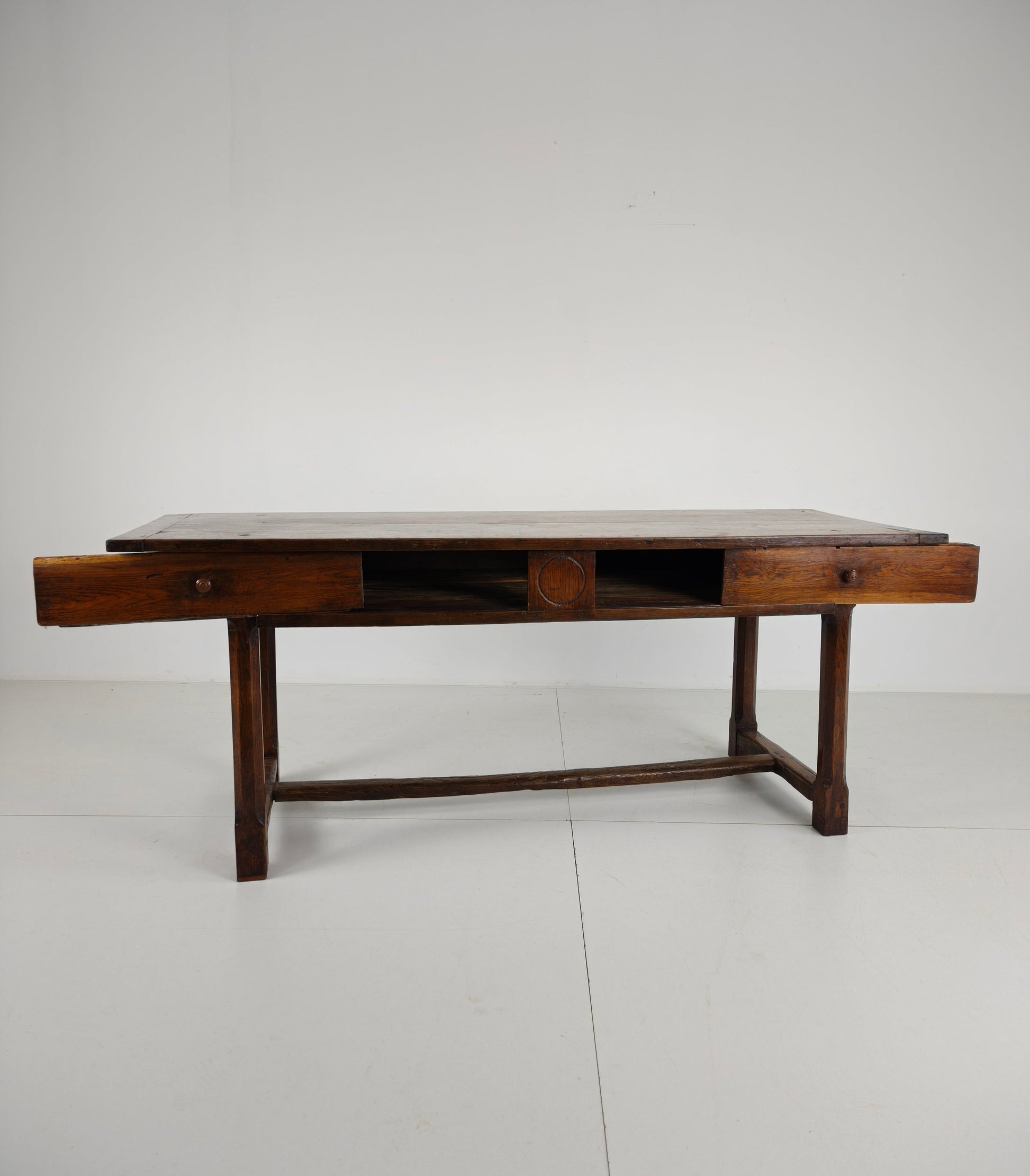 Oak Museum Display Cabinet from the 1940s-50s – Horizontal Curved Model Oak Museum Display Cabinet from the 1940s-50s – Horizontal Curved Model