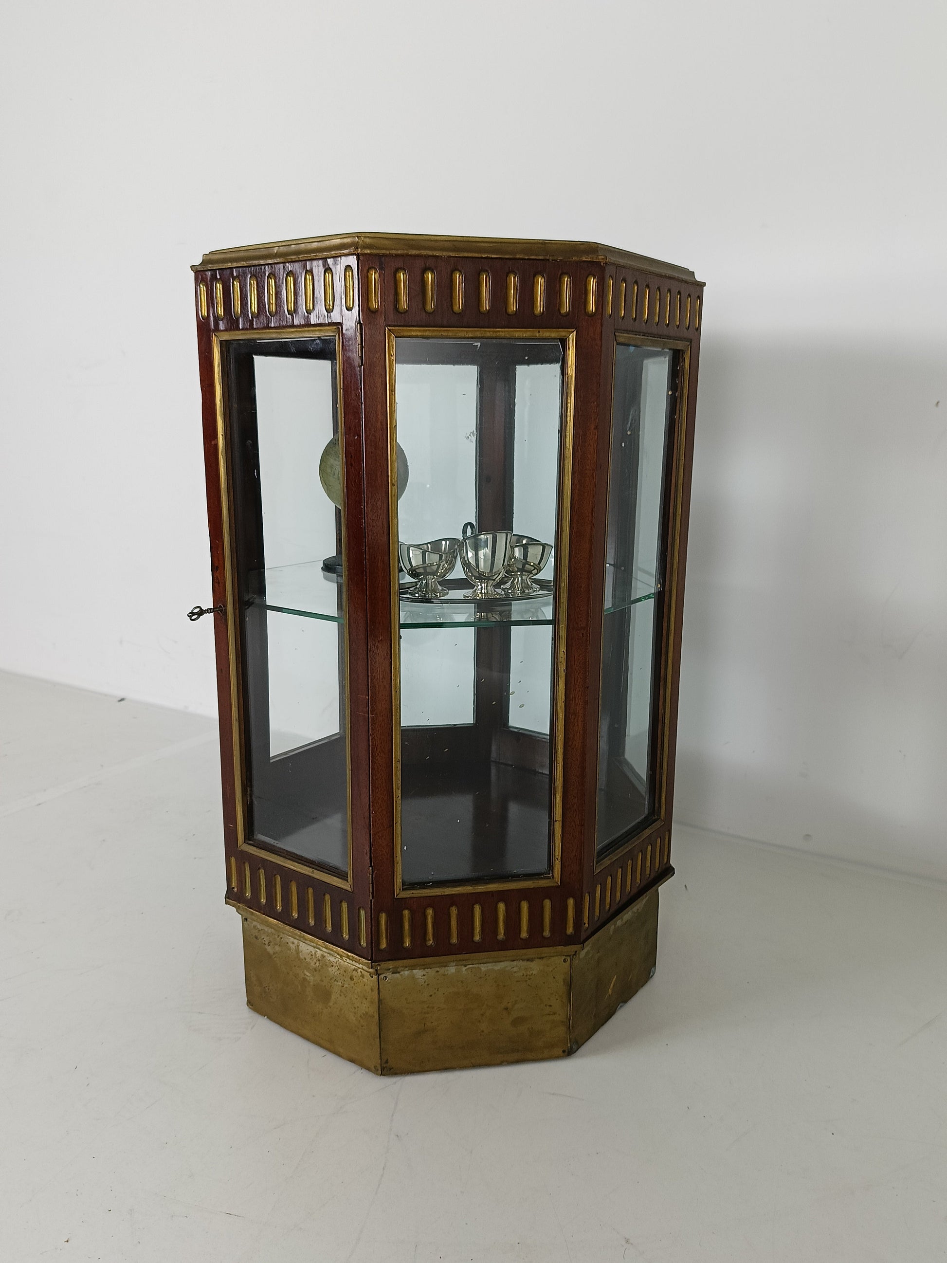 Octagonal Display Cabinet 19 century Octagonal Display Cabinet 19 century