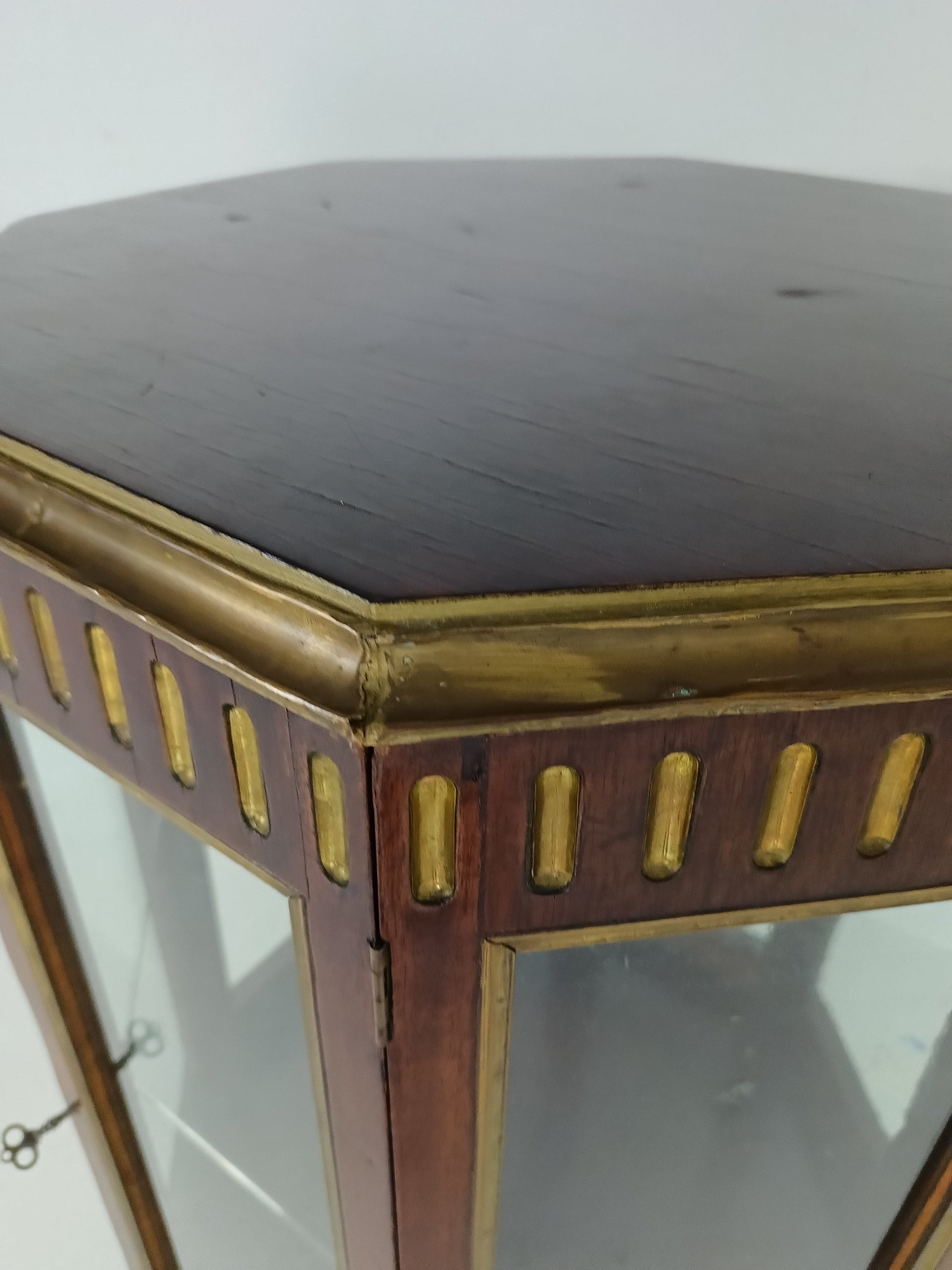 Octagonal Display Cabinet 19 century Octagonal Display Cabinet 19 century