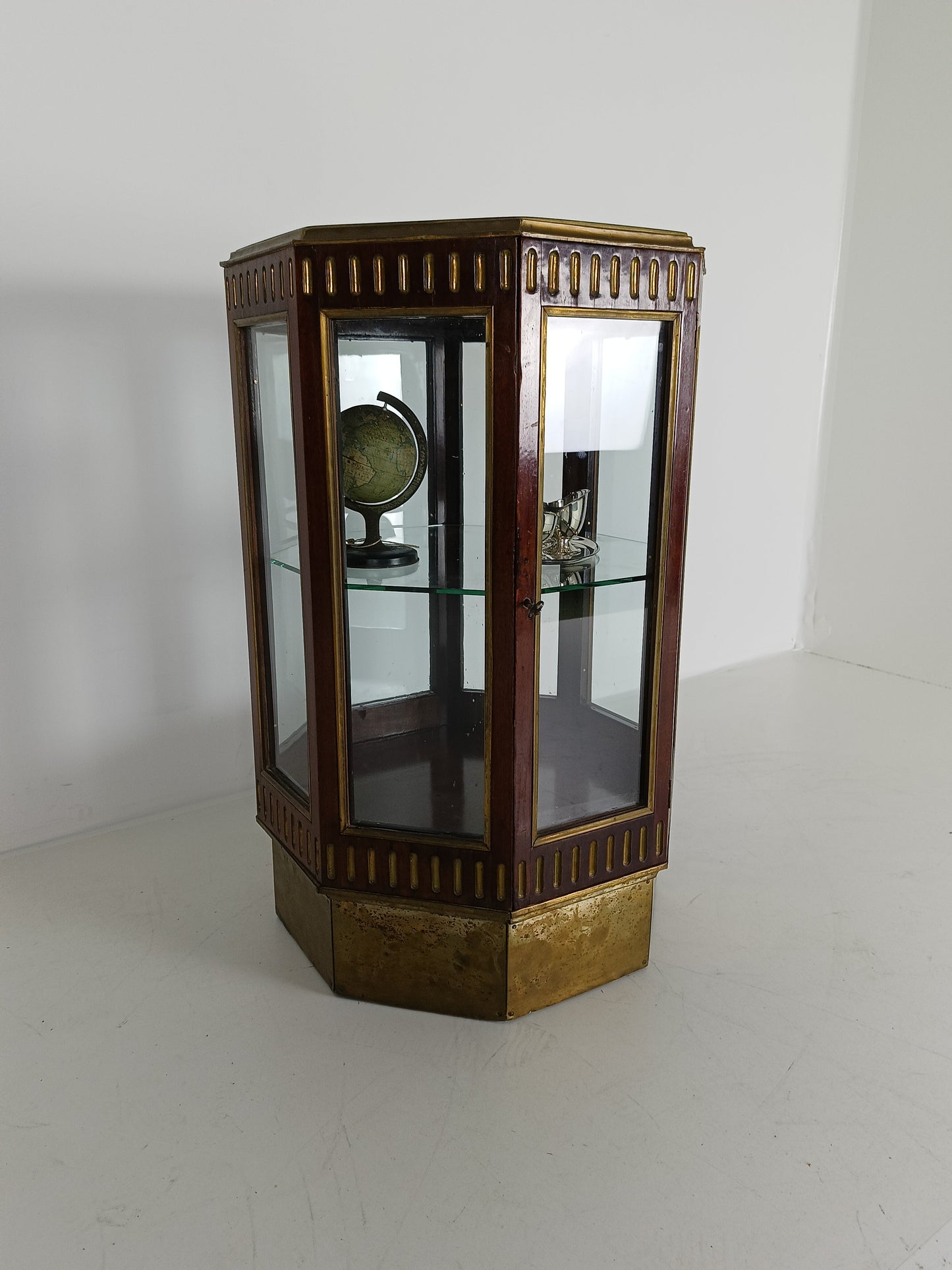 Octagonal Display Cabinet 19 century Octagonal Display Cabinet 19 century
