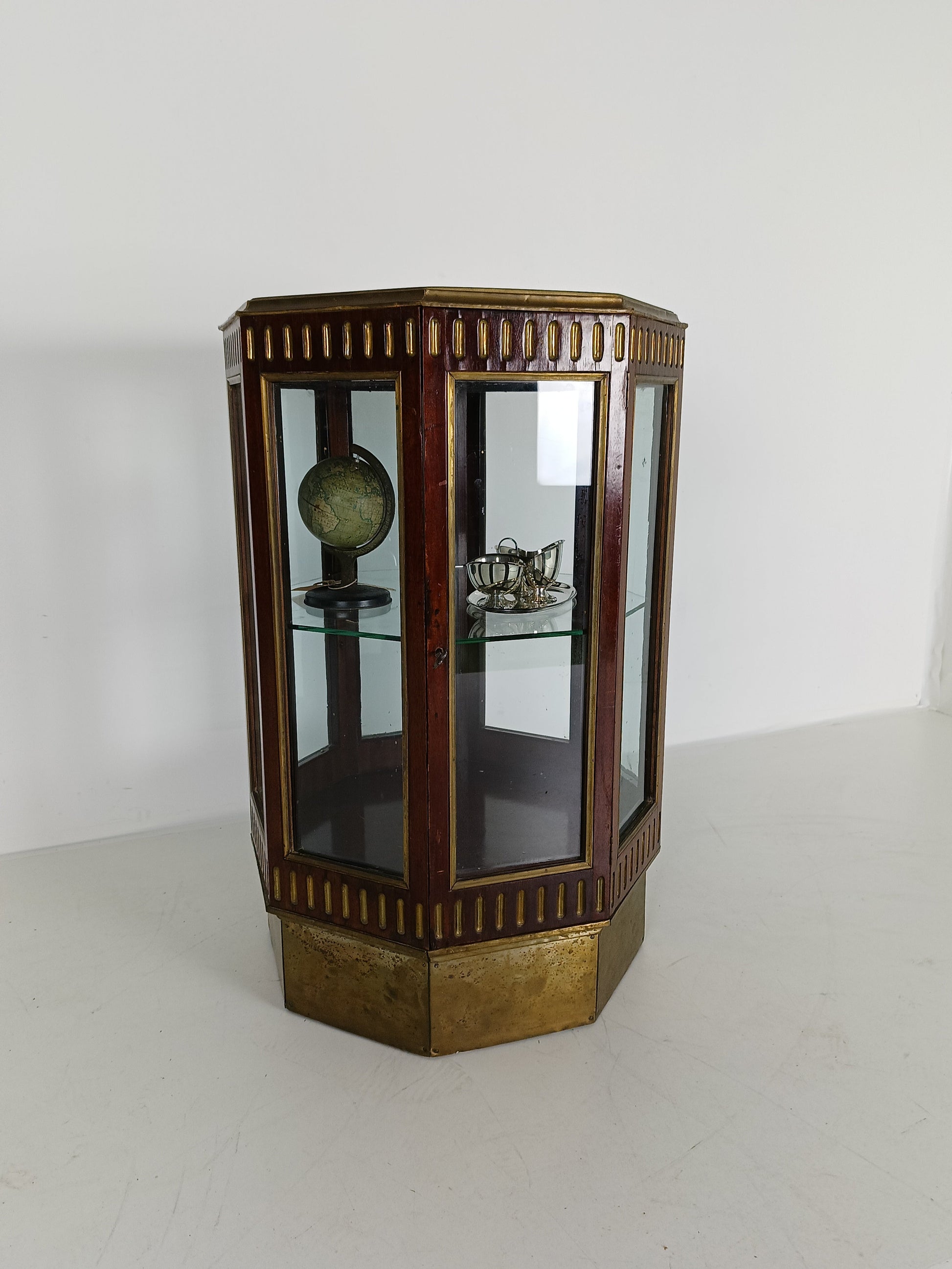 Octagonal Display Cabinet 19 century Octagonal Display Cabinet 19 century