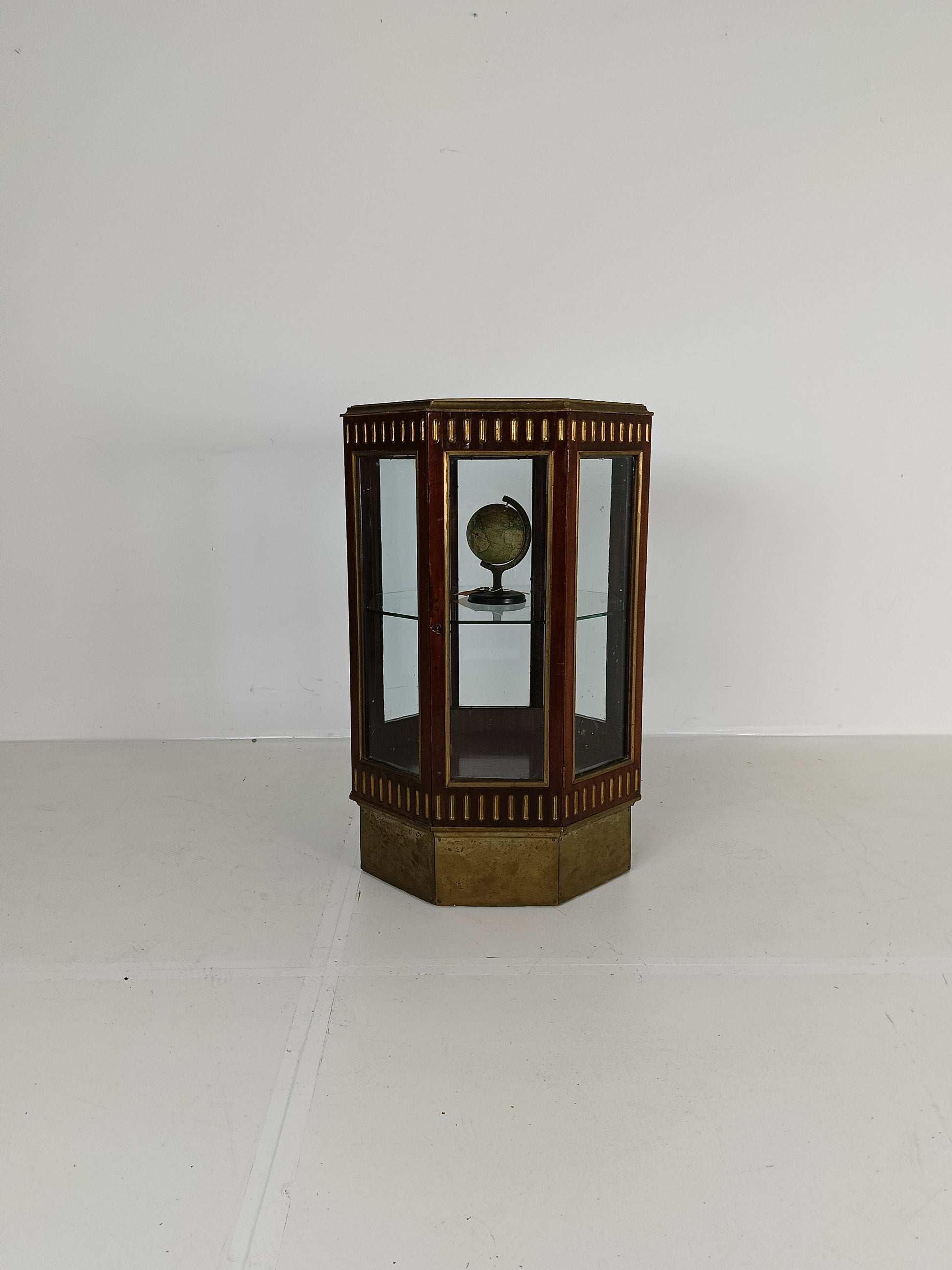 Octagonal Display Cabinet 19 century Octagonal Display Cabinet 19 century