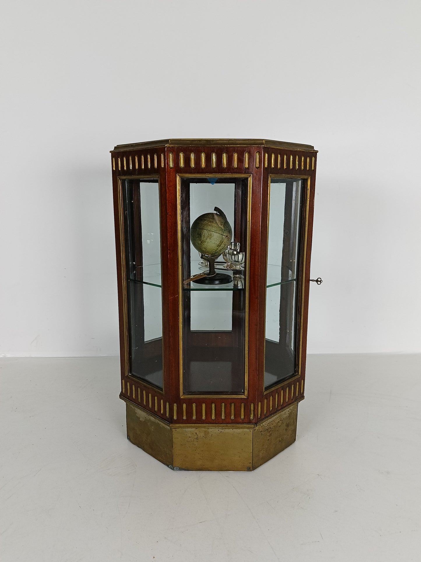 Octagonal Display Cabinet 19 century Octagonal Display Cabinet 19 century