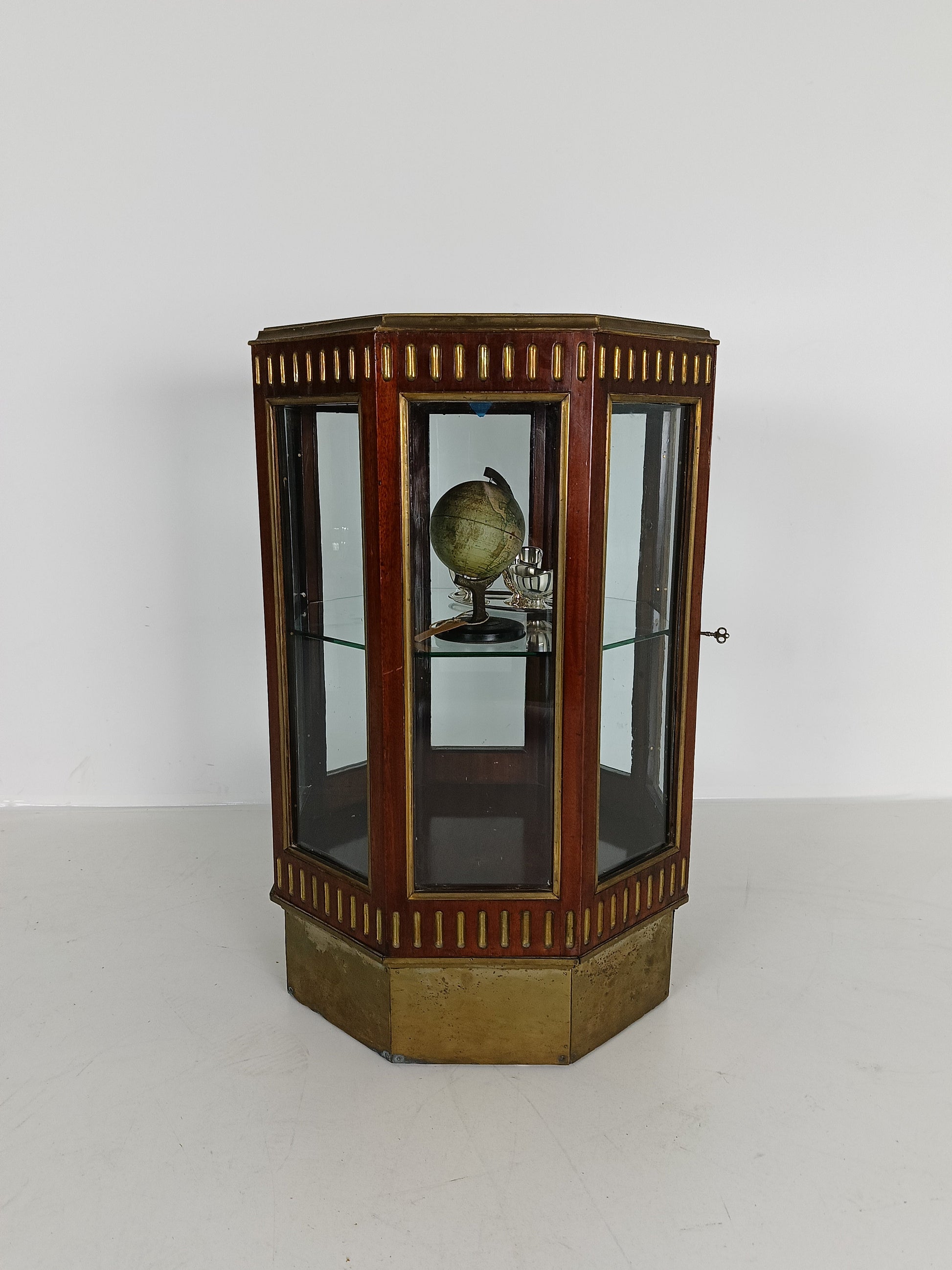 Octagonal Display Cabinet 19 century Octagonal Display Cabinet 19 century