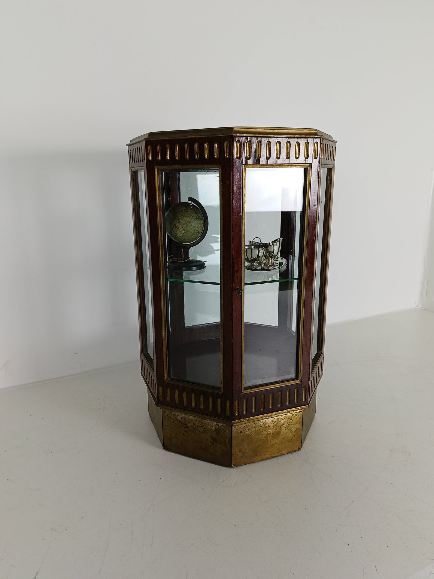 Octagonal Display Cabinet 19 century Octagonal Display Cabinet 19 century