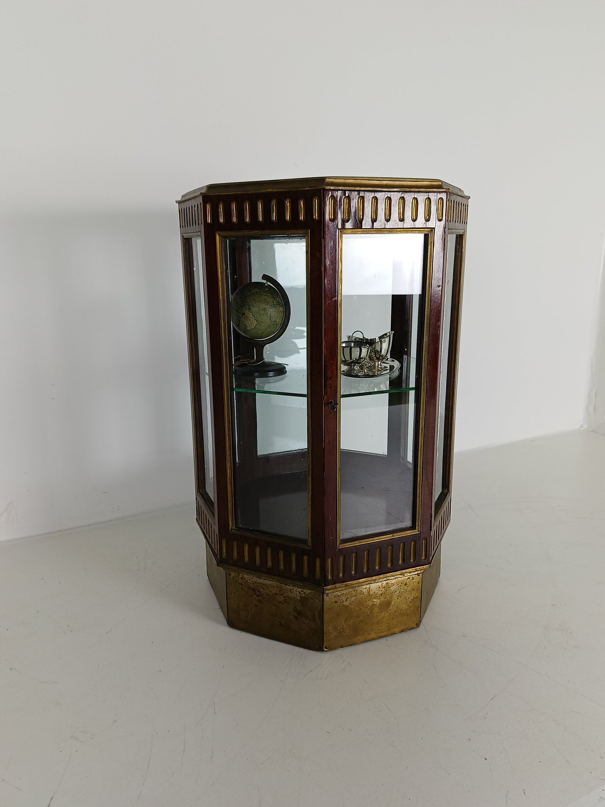 Octagonal Display Cabinet 19 century Octagonal Display Cabinet 19 century
