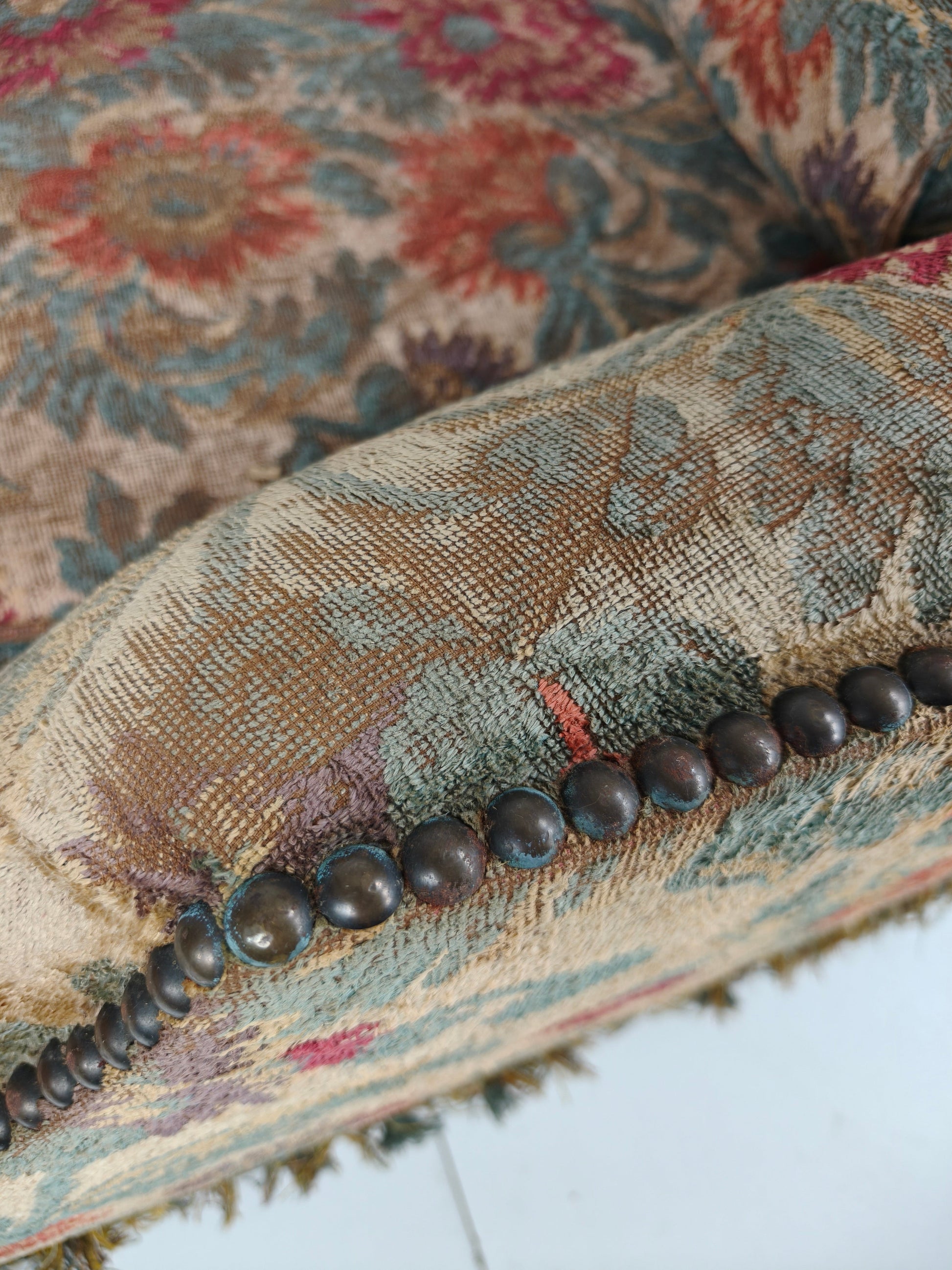 Os de Mouton Sofa in Tapestry – Country House Style, 19th Century (ca. 1820) Os de Mouton Sofa in Tapestry – Country House Style, 19th Century (ca. 1820)