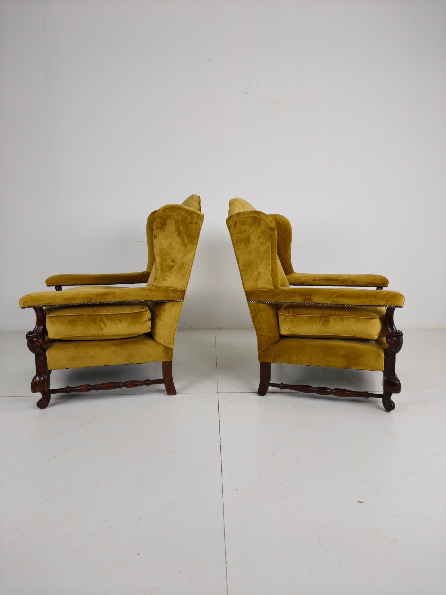 Pair of 19th-Century Carved Walnut Armchairs – Floral Motifs – Velvet Upholstery Pair of 19th-Century Carved Walnut Armchairs – Floral Motifs – Velvet Upholstery