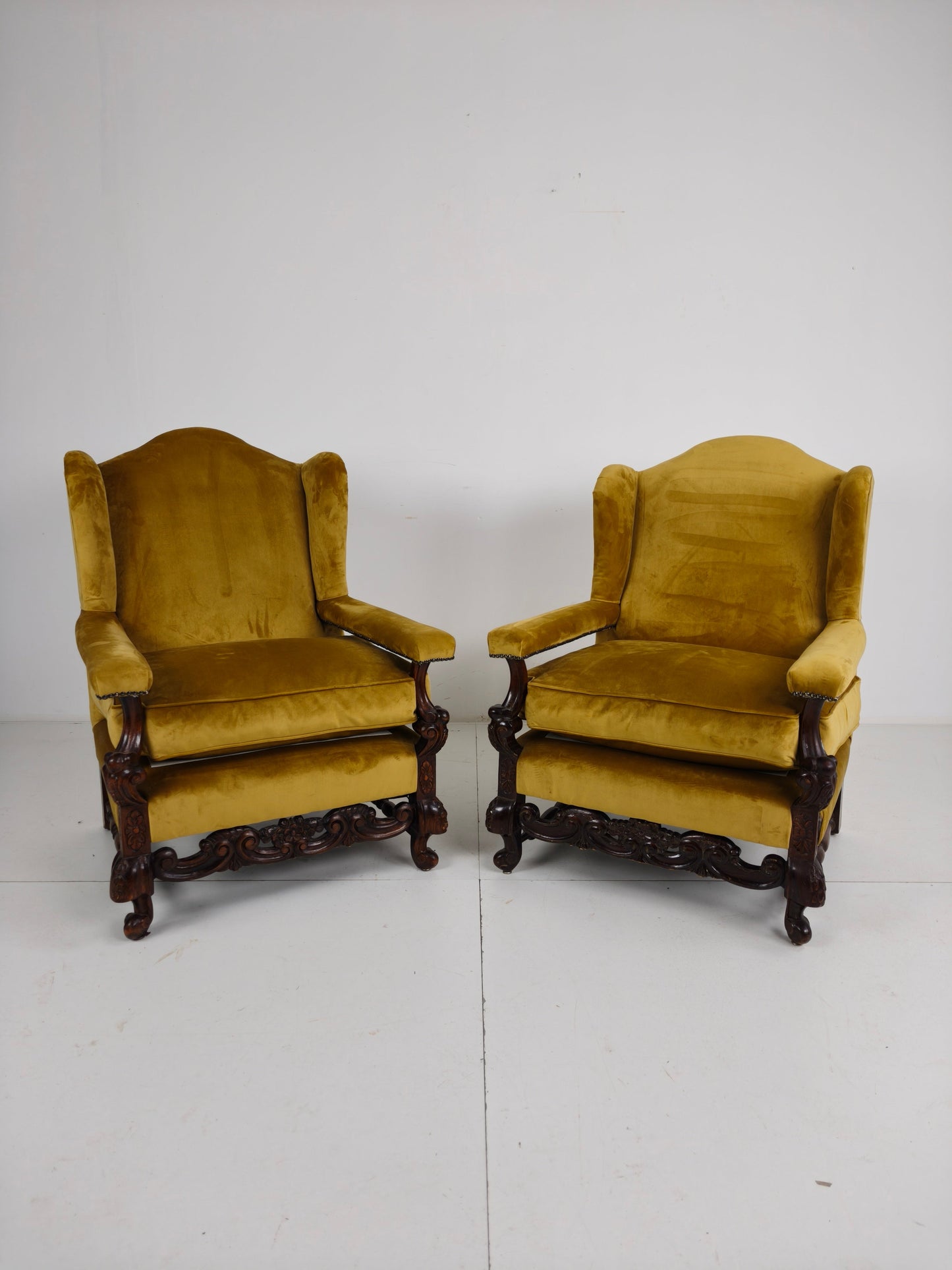 Pair of 19th-Century Carved Walnut Armchairs – Floral Motifs – Velvet Upholstery Pair of 19th-Century Carved Walnut Armchairs – Floral Motifs – Velvet Upholstery