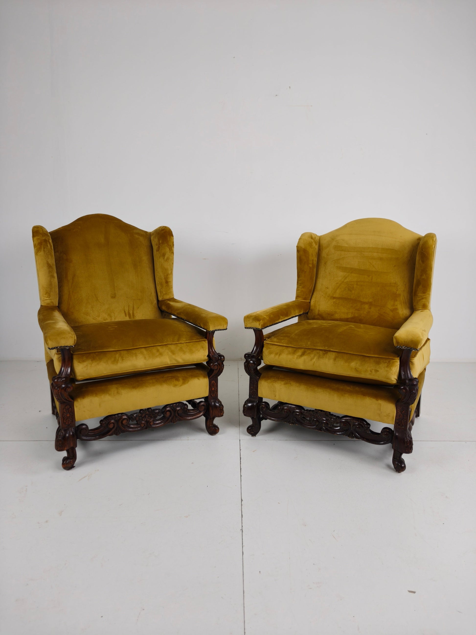 Pair of 19th-Century Carved Walnut Armchairs – Floral Motifs – Velvet Upholstery Pair of 19th-Century Carved Walnut Armchairs – Floral Motifs – Velvet Upholstery