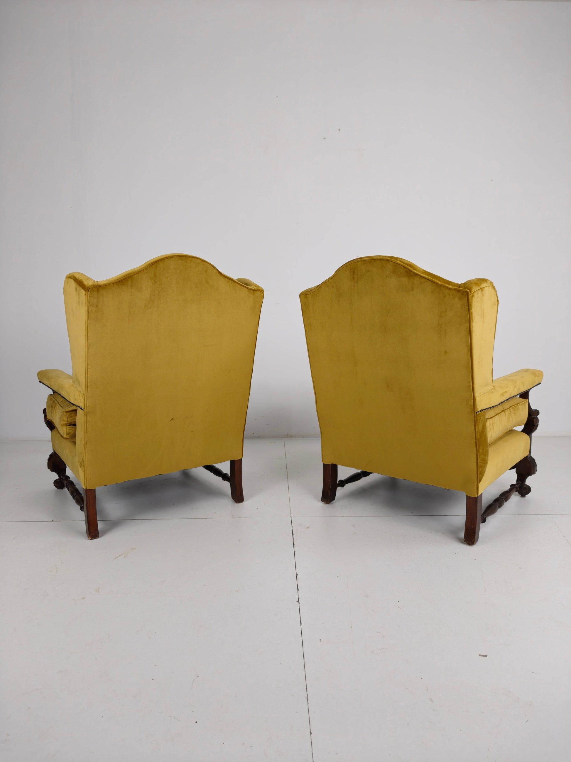 Pair of 19th-Century Carved Walnut Armchairs – Floral Motifs – Velvet Upholstery Pair of 19th-Century Carved Walnut Armchairs – Floral Motifs – Velvet Upholstery