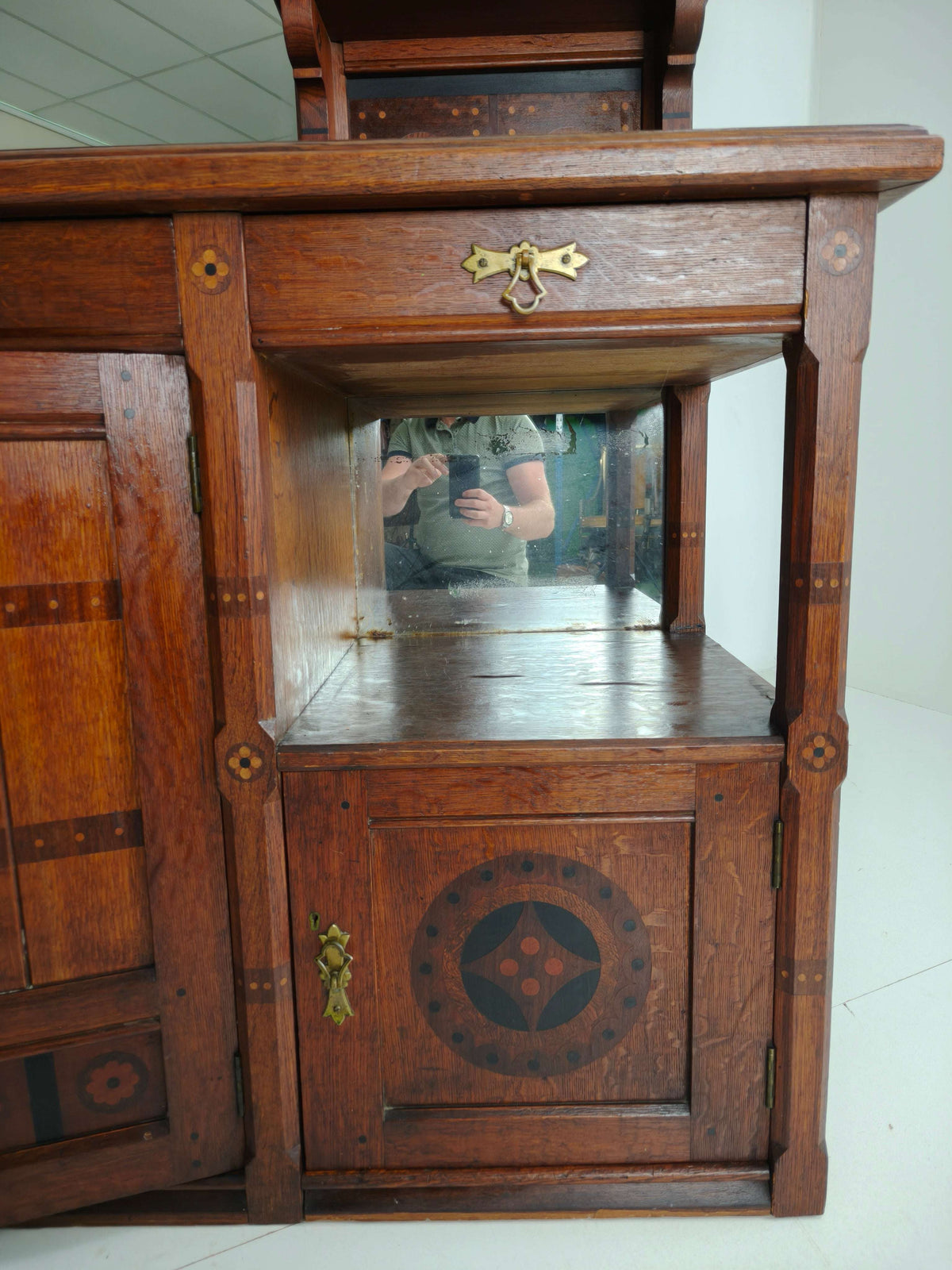 Rare 19th-Century English Arts & Crafts Oak Sideboard by Pratt & Prince – Sunflower Motif Inlay Rare 19th-Century English Arts & Crafts Oak Sideboard by Pratt & Prince – Sunflower Motif Inlay