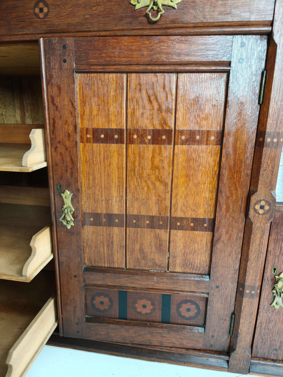Rare 19th-Century English Arts & Crafts Oak Sideboard by Pratt & Prince – Sunflower Motif Inlay Rare 19th-Century English Arts & Crafts Oak Sideboard by Pratt & Prince – Sunflower Motif Inlay