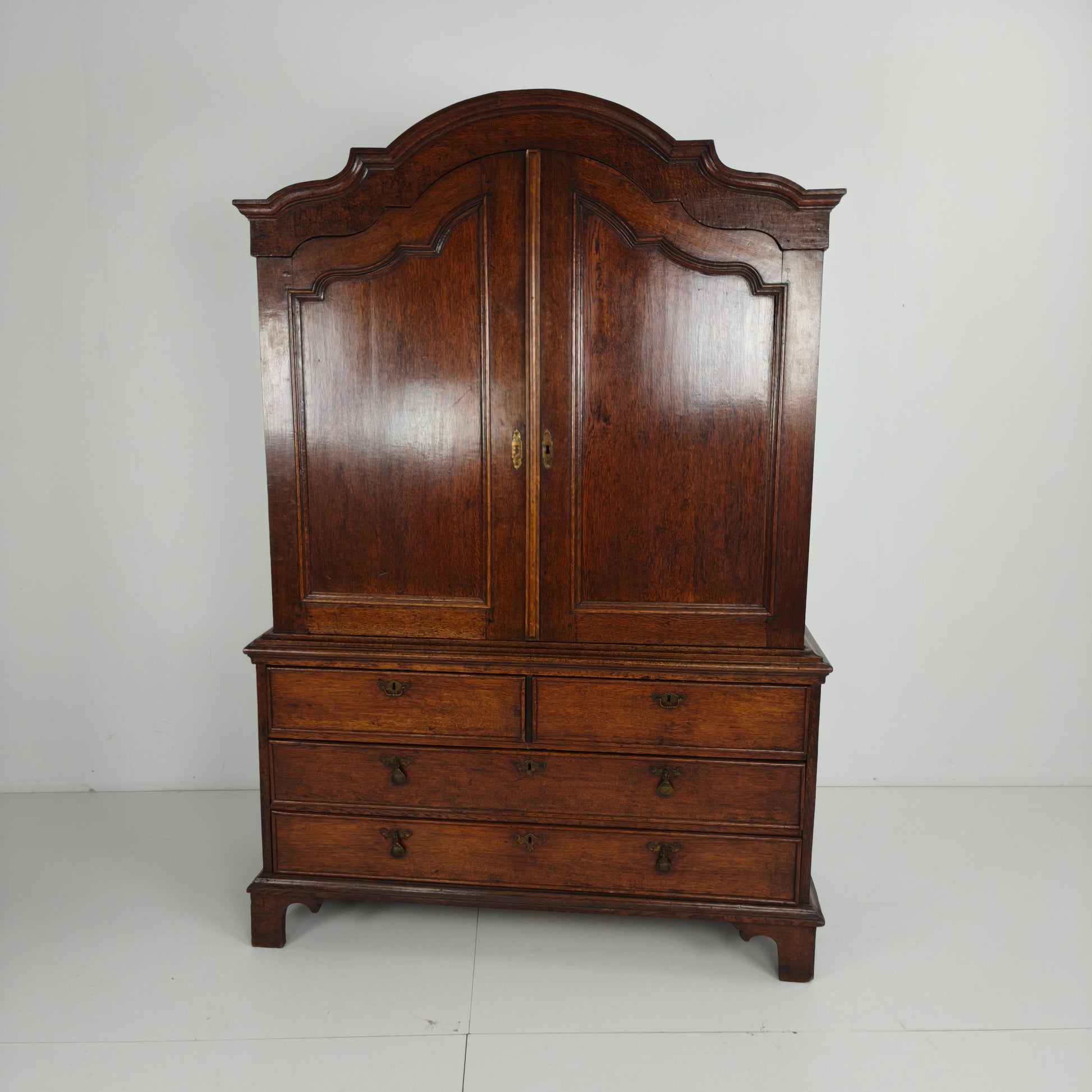 Rare Dutch 18th Century Oak Cabinet – “Luierkabinet” Rare Dutch 18th Century Oak Cabinet – “Luierkabinet”