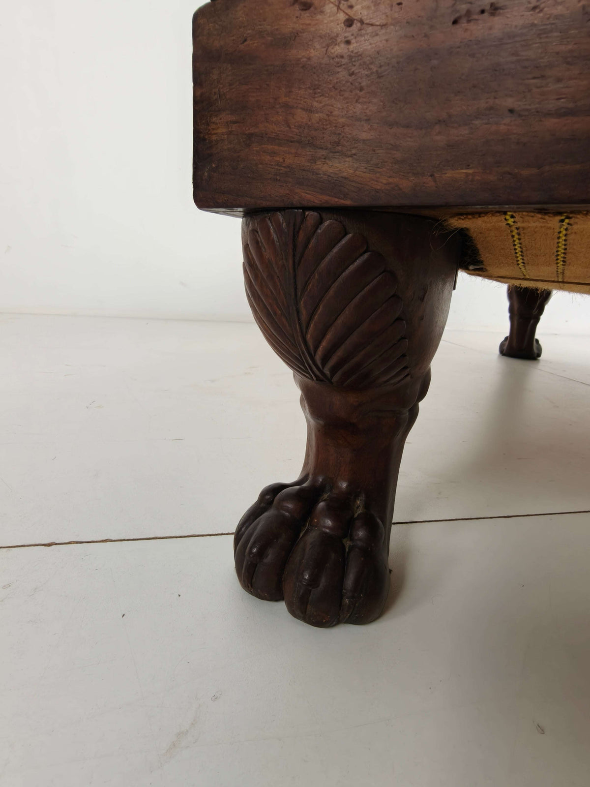 Stunning Mahogany Empire Chaise Longue – c. 1800–1830 – Carved Lion Paw Feet Stunning Mahogany Empire Chaise Longue – c. 1800–1830 – Carved Lion Paw Feet