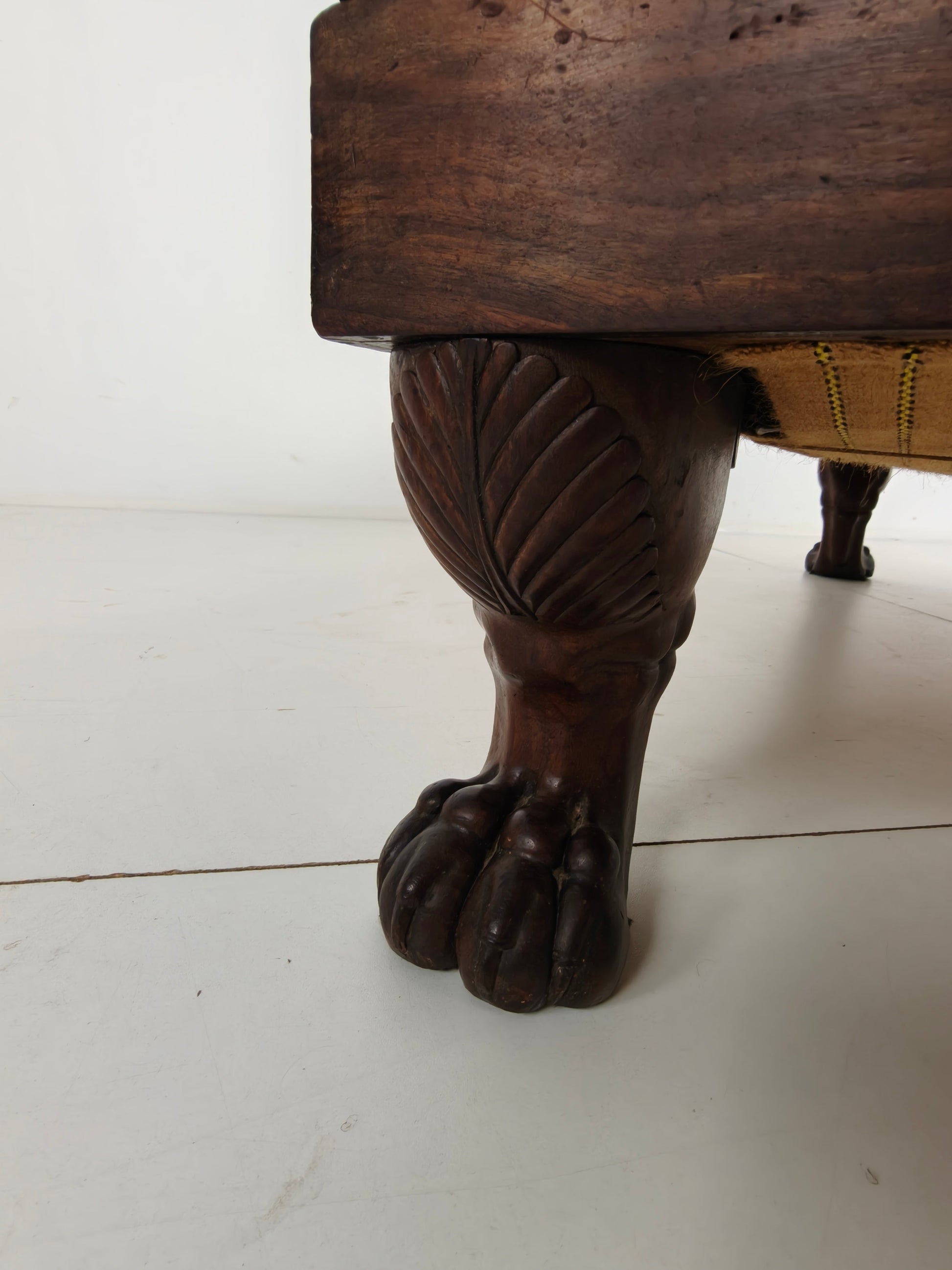 Stunning Mahogany Empire Chaise Longue – c. 1800–1830 – Carved Lion Paw Feet Stunning Mahogany Empire Chaise Longue – c. 1800–1830 – Carved Lion Paw Feet