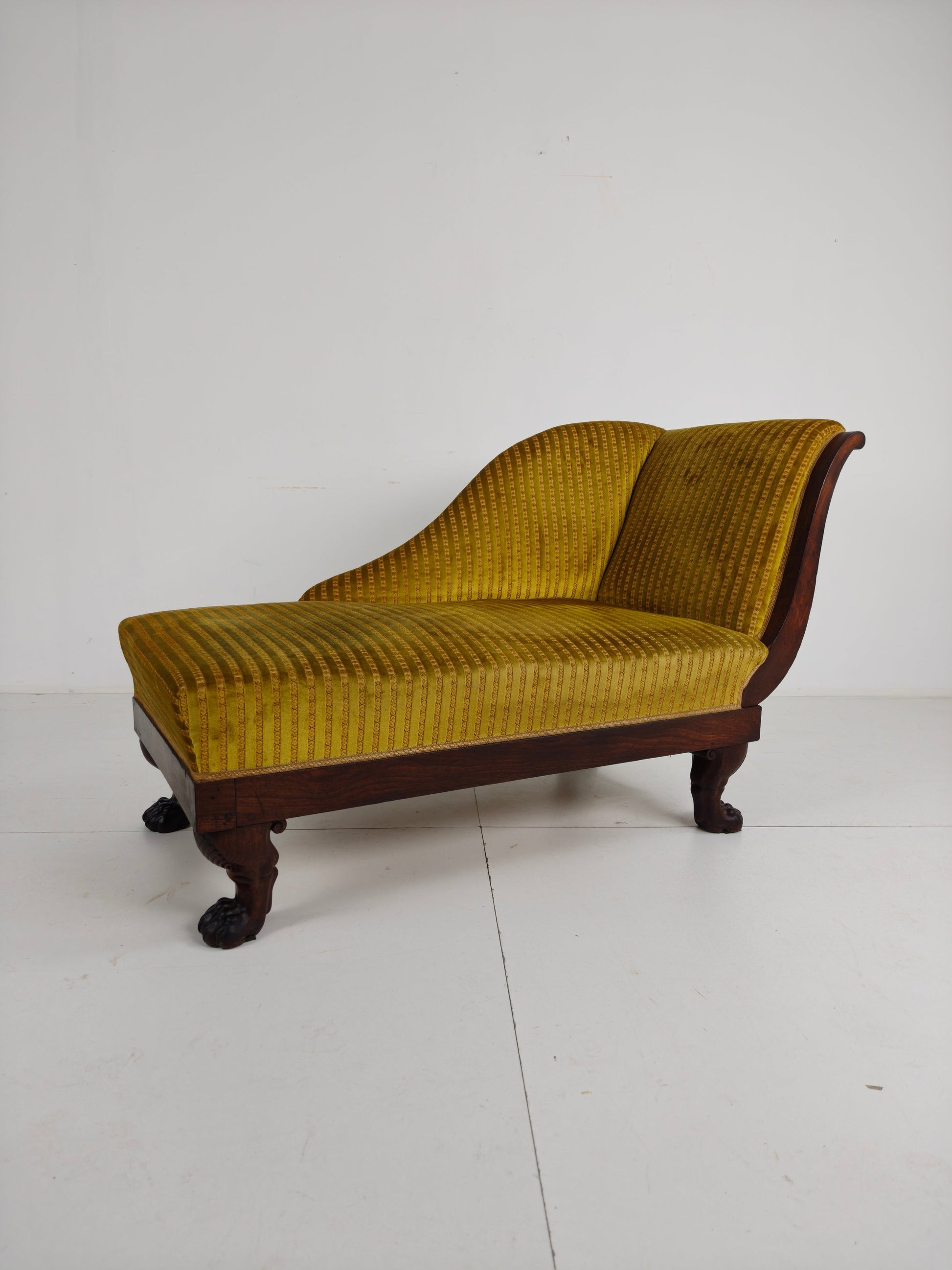 Stunning Mahogany Empire Chaise Longue – c. 1800–1830 – Carved Lion Paw Feet Stunning Mahogany Empire Chaise Longue – c. 1800–1830 – Carved Lion Paw Feet