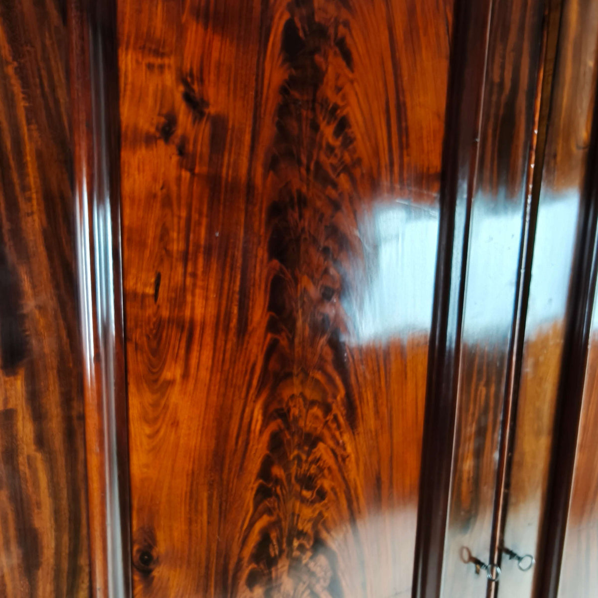 Victorian Wardrobe in Flamed Mahogany – circa 1860–1880 Victorian Wardrobe in Flamed Mahogany – circa 1860–1880