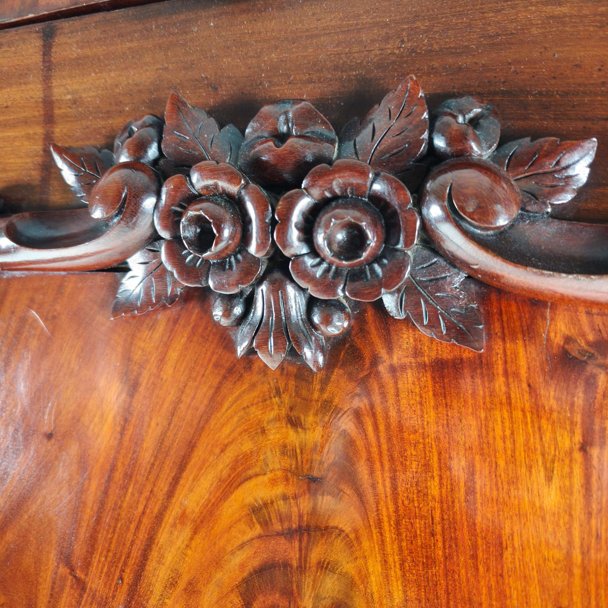 Victorian Wardrobe in Flamed Mahogany – circa 1860–1880 Victorian Wardrobe in Flamed Mahogany – circa 1860–1880