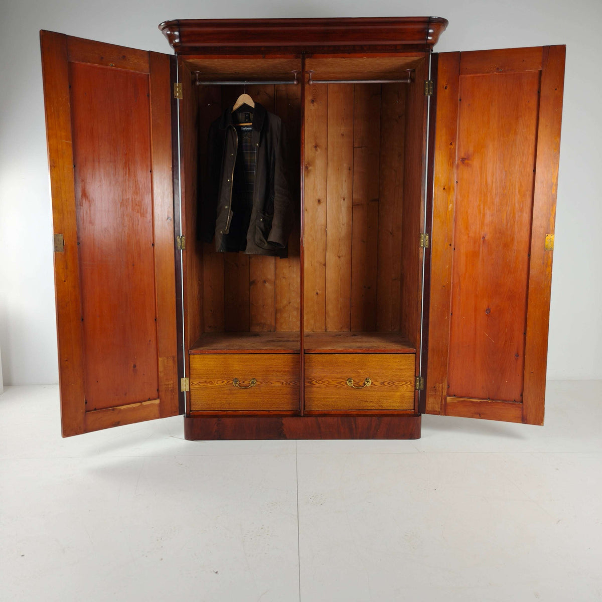 Victorian Wardrobe in Flamed Mahogany – circa 1860–1880 Victorian Wardrobe in Flamed Mahogany – circa 1860–1880