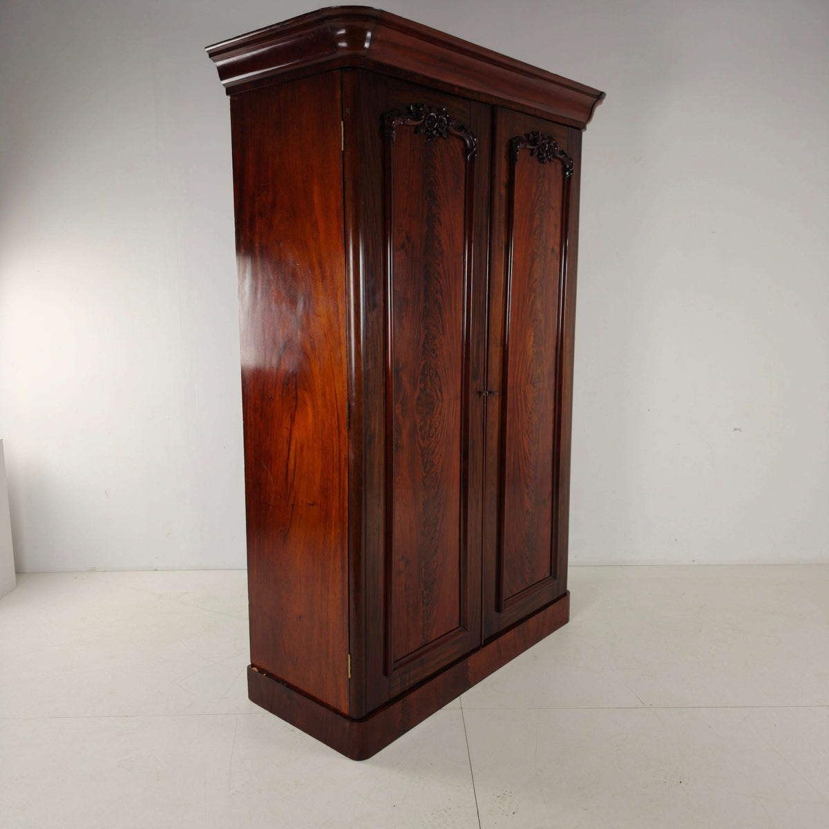 Victorian Wardrobe in Flamed Mahogany – circa 1860–1880 Victorian Wardrobe in Flamed Mahogany – circa 1860–1880