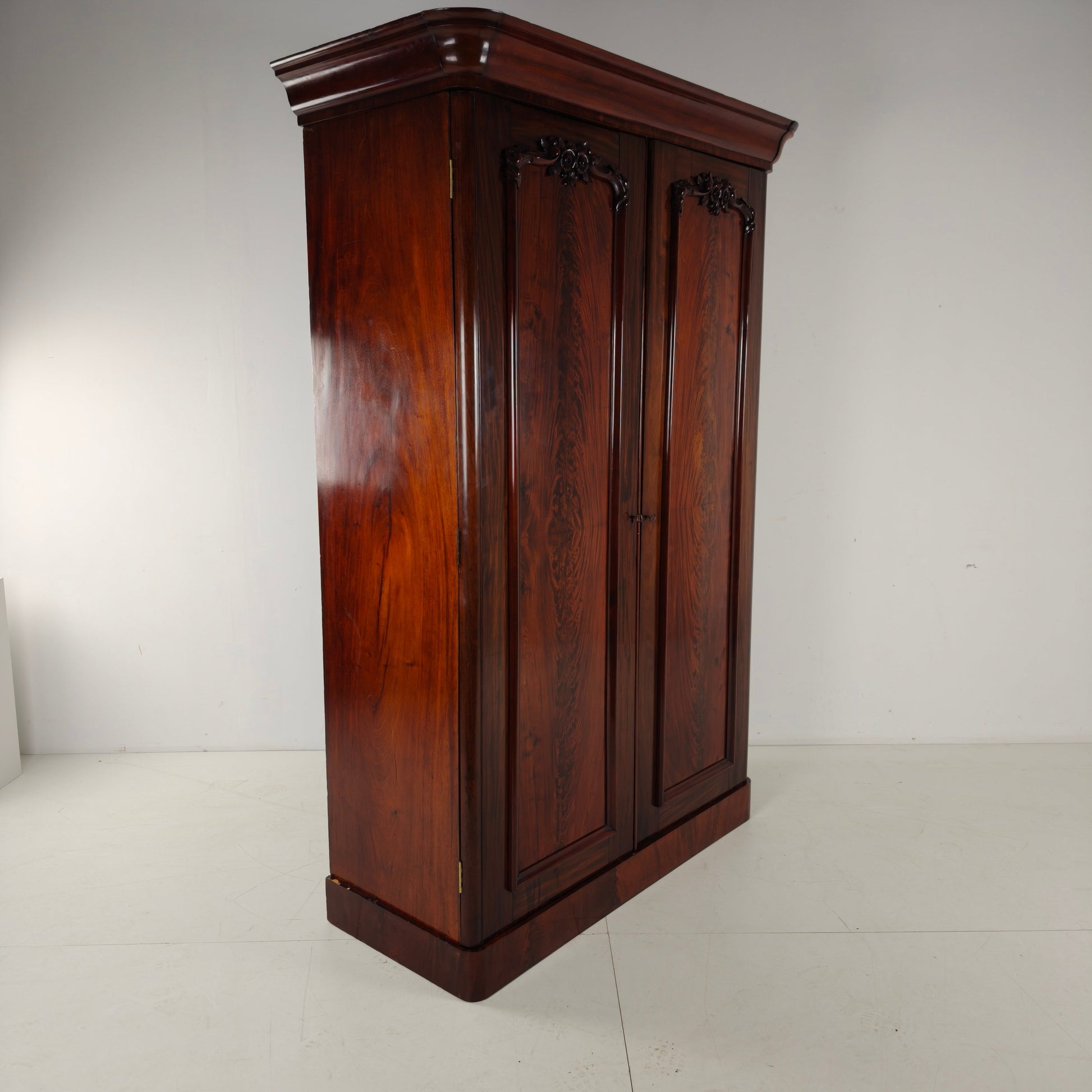 Victorian Wardrobe in Flamed Mahogany – circa 1860–1880 Victorian Wardrobe in Flamed Mahogany – circa 1860–1880